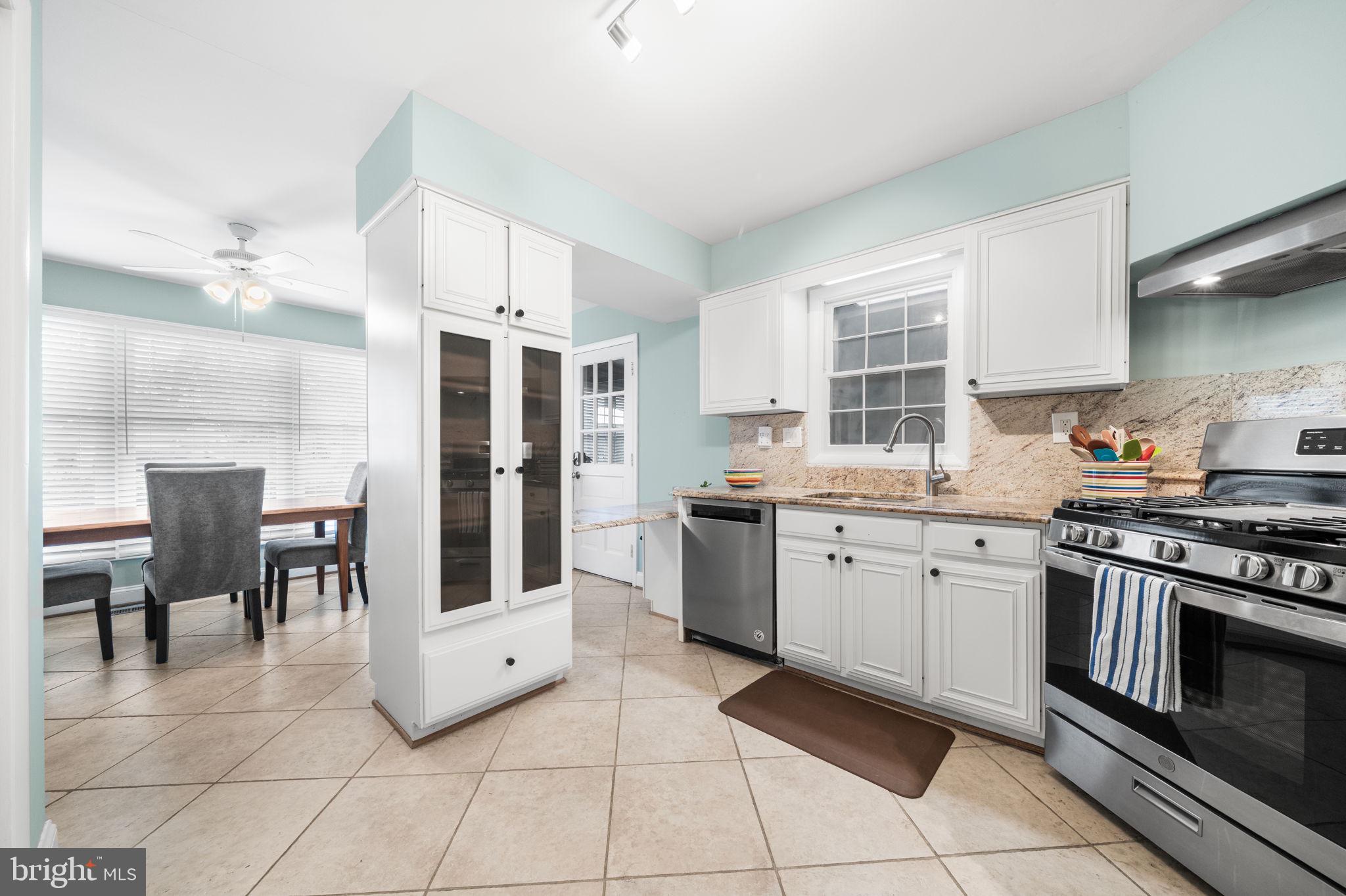 MANOR LAKE - Residential