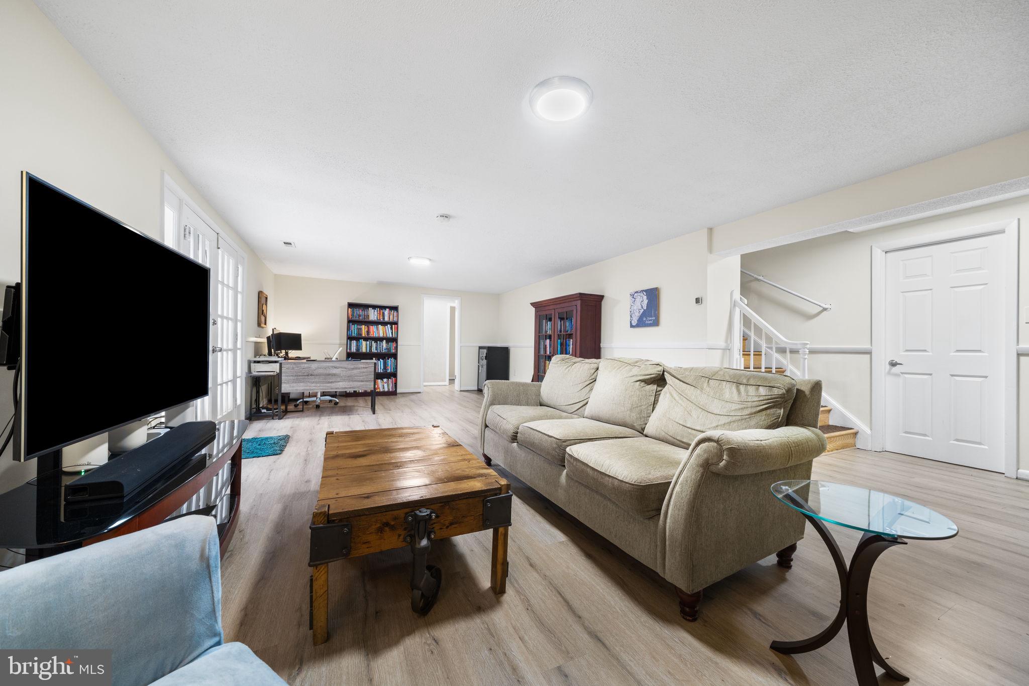 MANOR LAKE - Residential