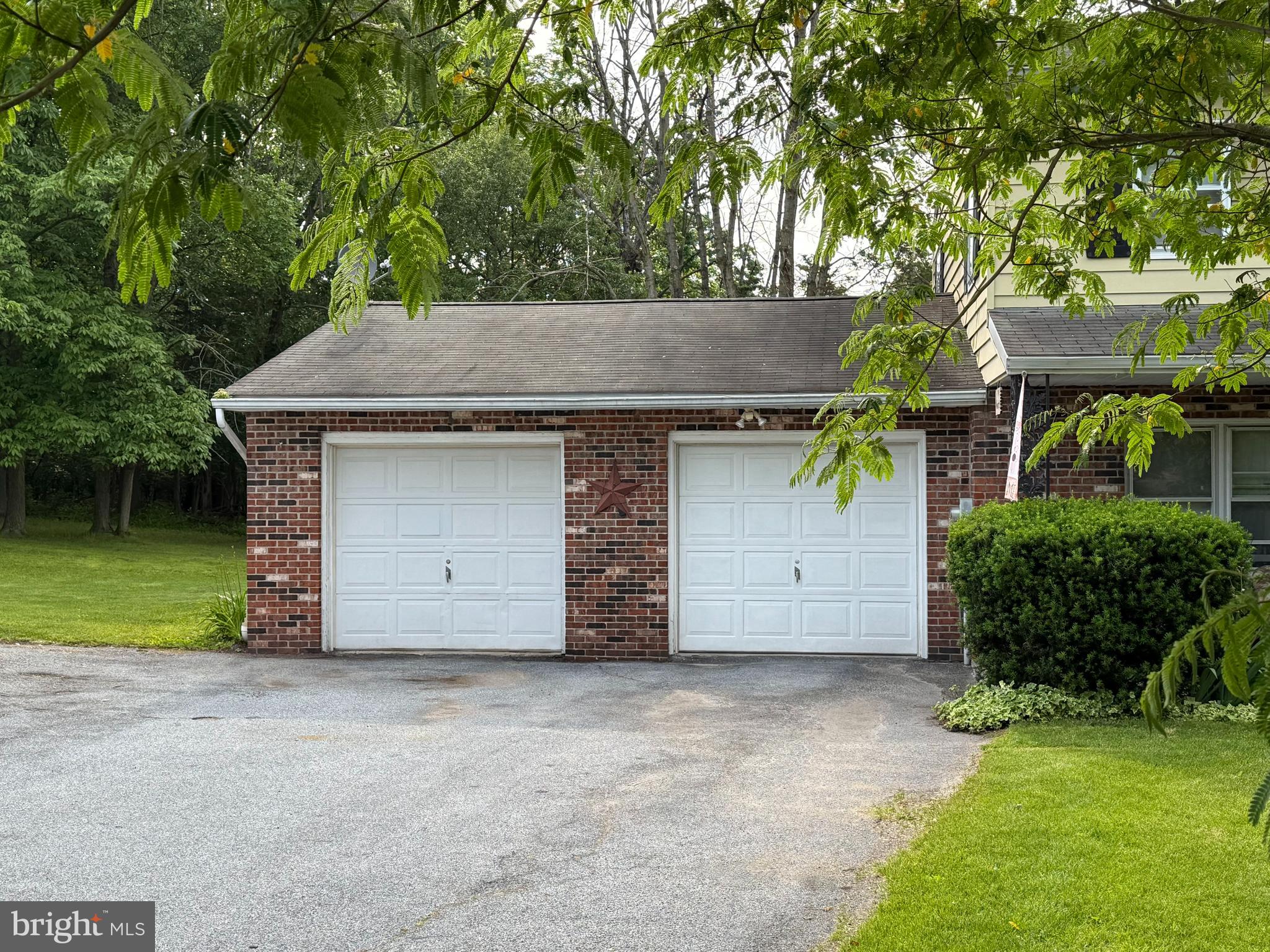 325-327 S GRIFFITH DRIVE