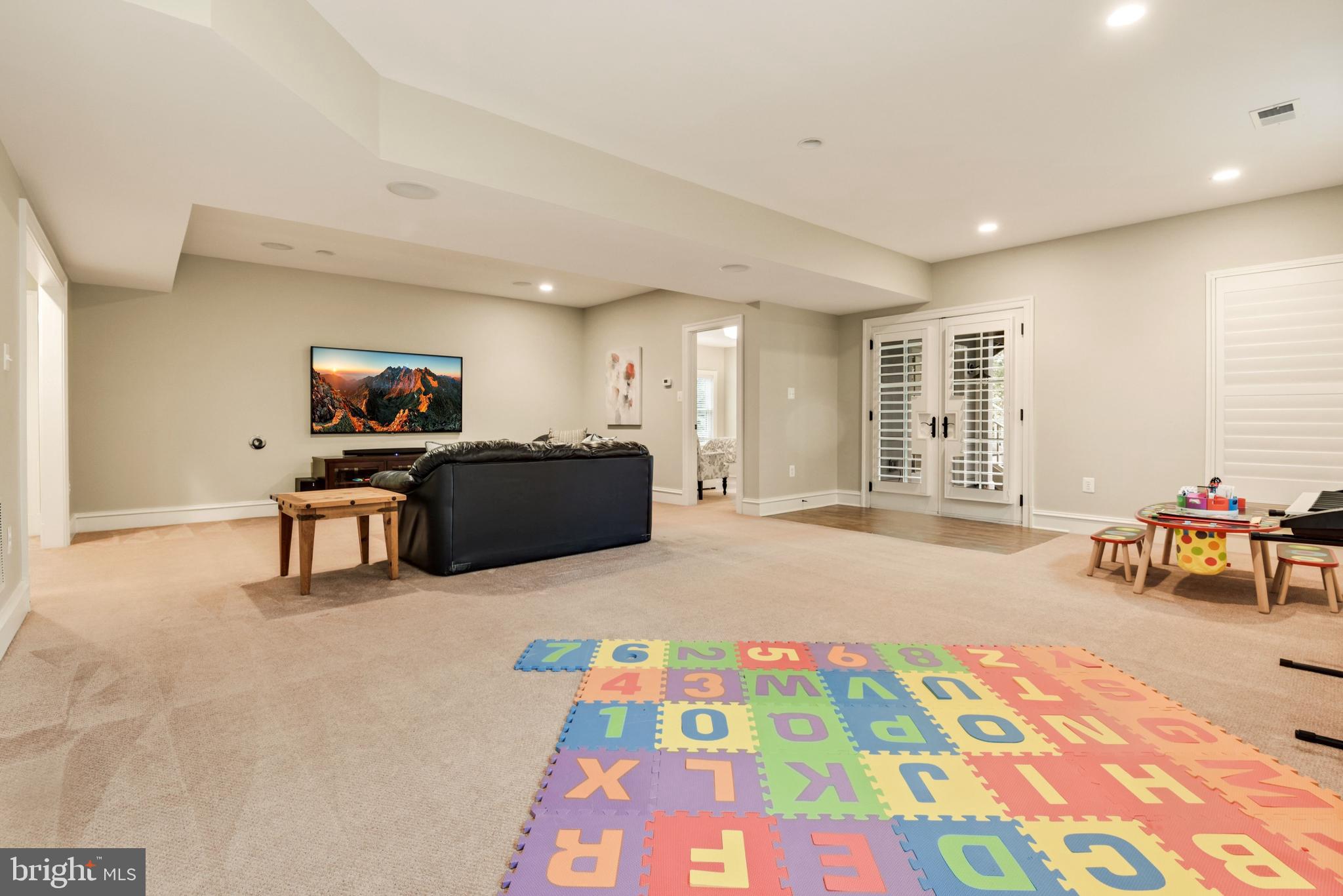 CRESCENT HILLS - Residential