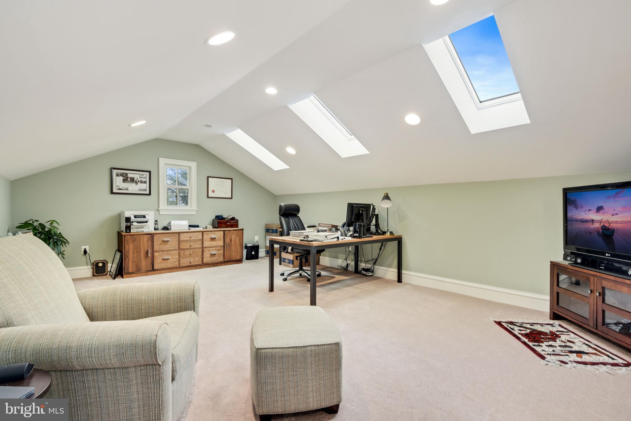 CRESCENT HILLS - Residential