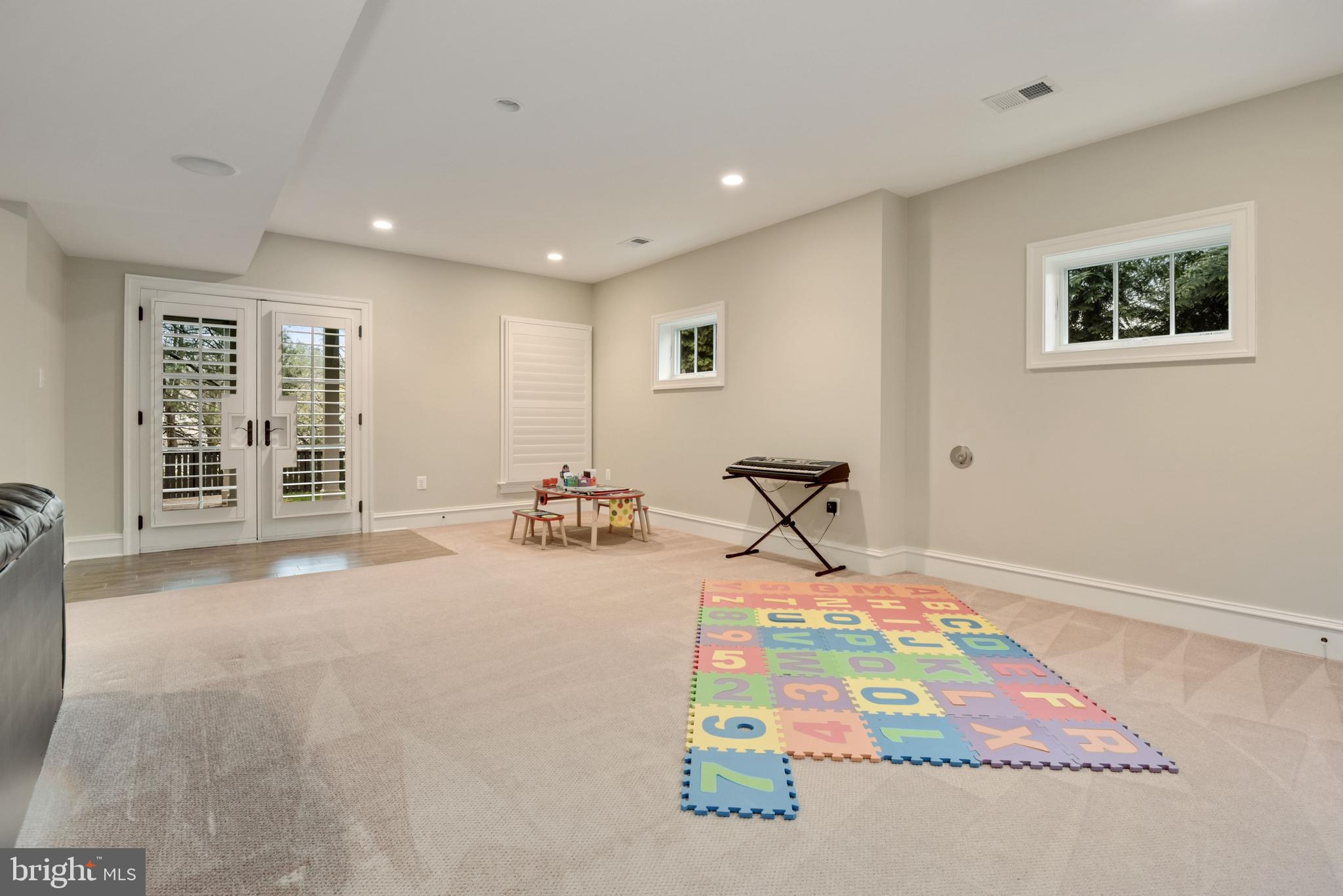 CRESCENT HILLS - Residential