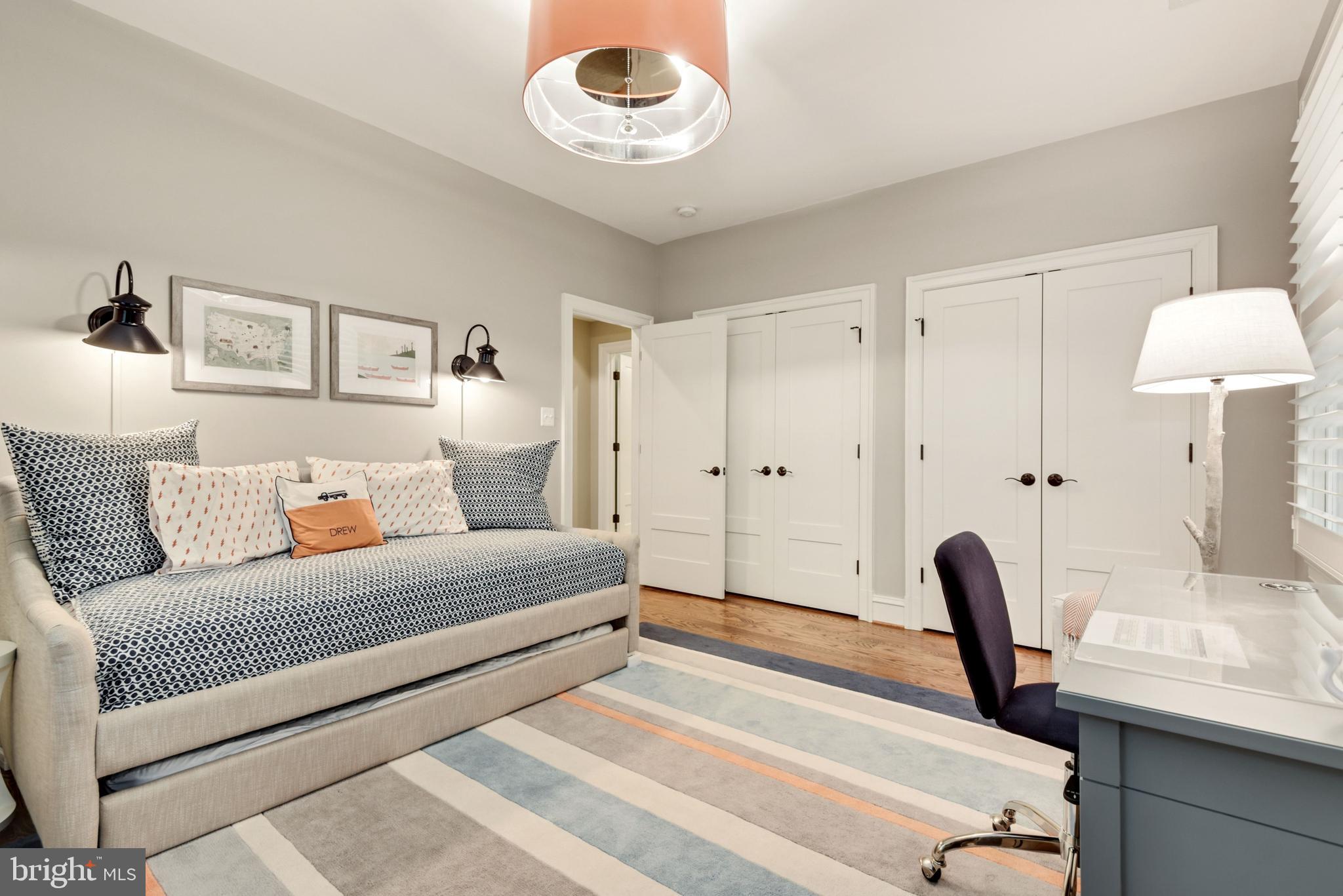 CRESCENT HILLS - Residential