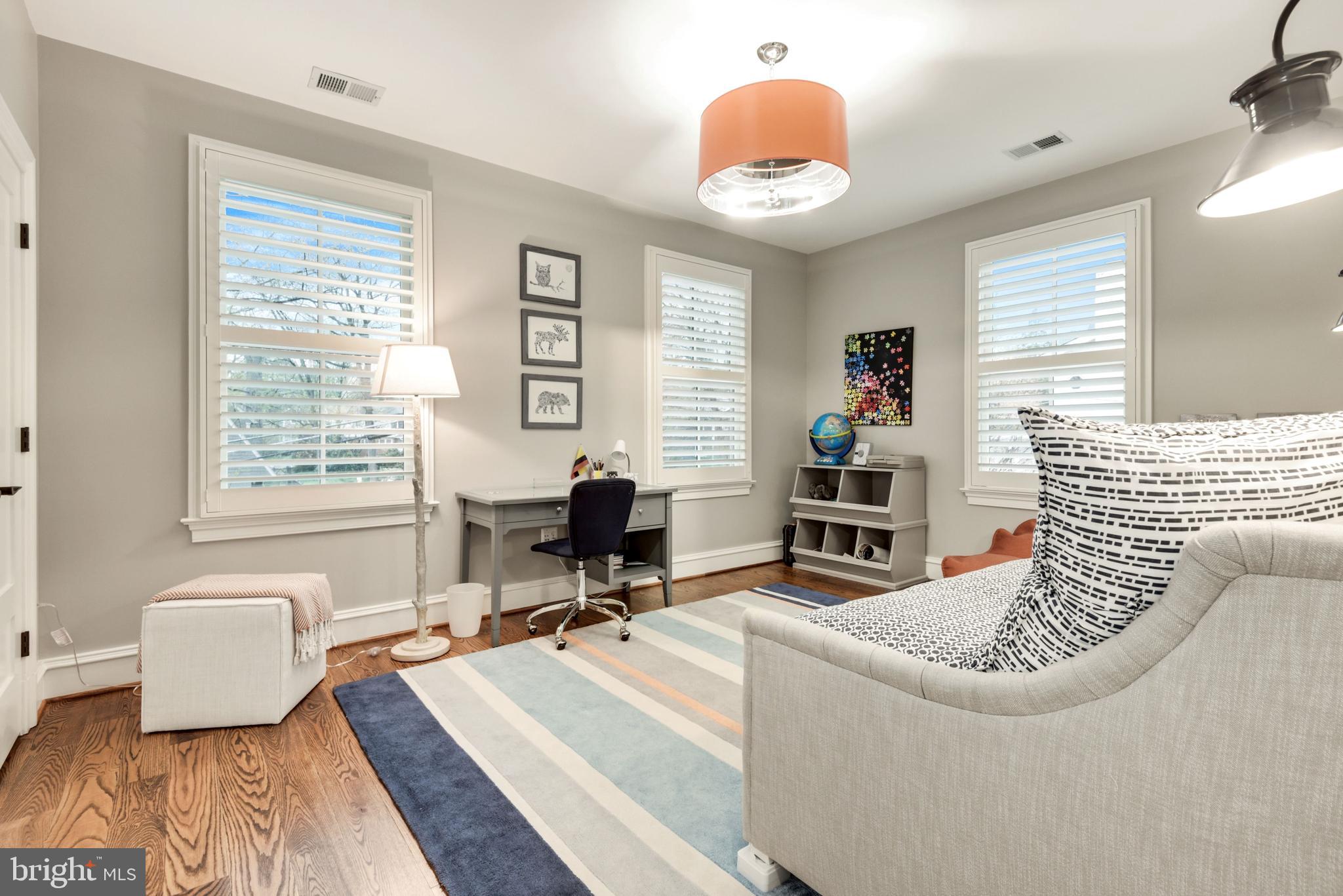 CRESCENT HILLS - Residential