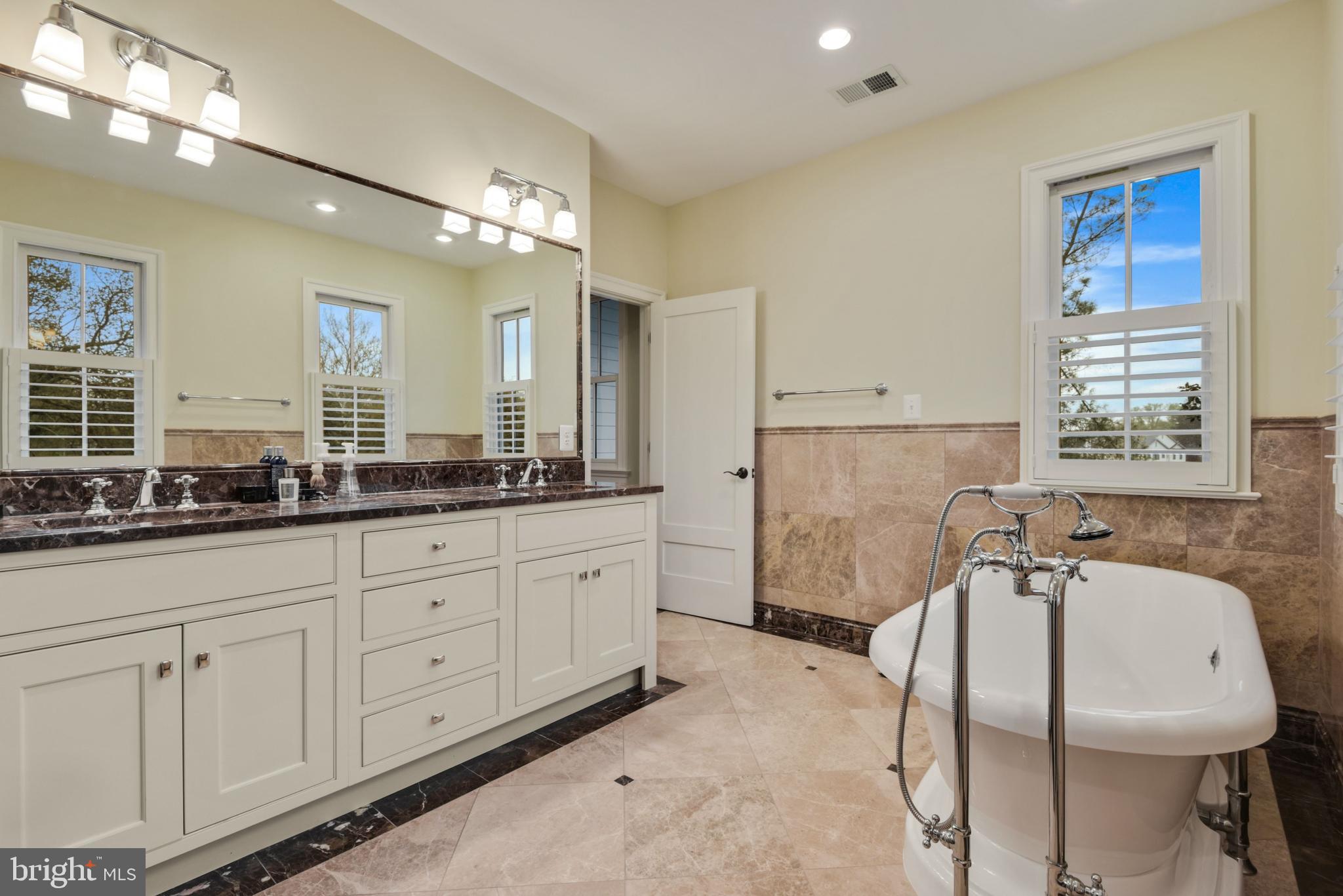 CRESCENT HILLS - Residential