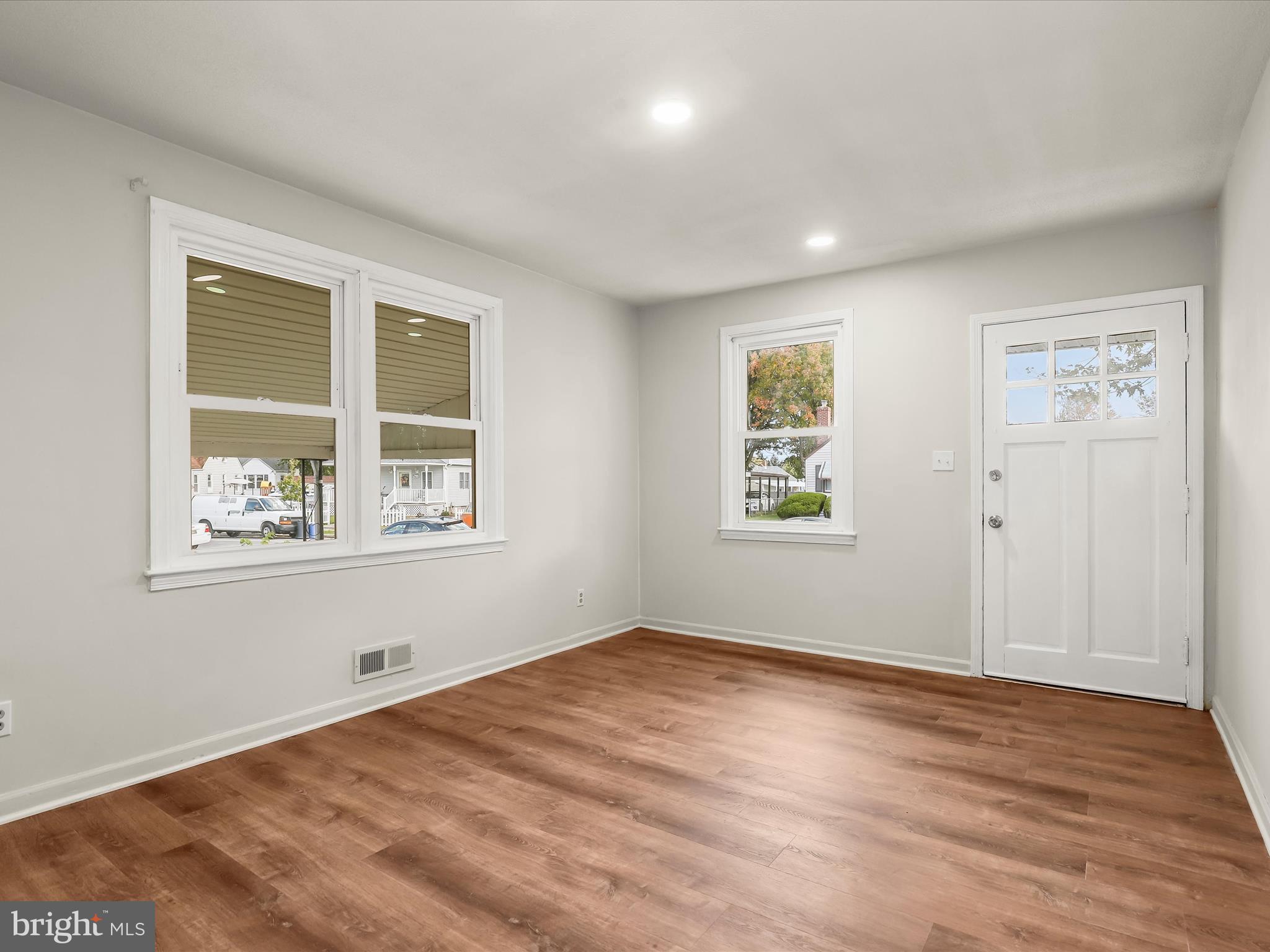 LYNBROOK - Residential