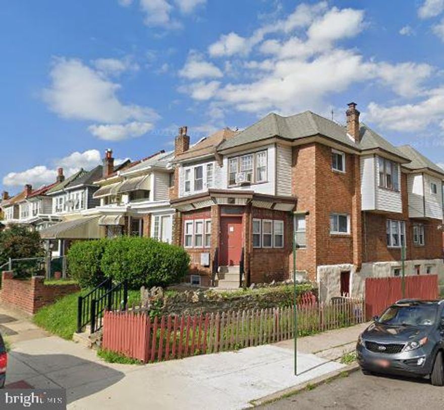 Looking for the perfect place to stay? Look no further than this fantastic 1 bedroom 1 bath rental property!
This house is the ultimate home away from home, offering all the amenities and comforts you need for a truly unforgettable stay.
Some highlights of this rental property are the fully equipped kitchen, the hardwood floors, lots of natural light, and the welcoming features of this home. Whether you love to cook or just want to prepare a quick meal, this kitchen has everything you need to create delicious dishes. From the stove and oven to the refrigerator, all the essential appliances are provided.
And let's not forget about the fantastic location. This rental property is located in a quiet and peaceful neighborhood, just minutes away from local restaurants, shopping, and entertainment options. It's also conveniently located near public transportation, making it easy to explore the surrounding area.
The residence additionally features a backyard area perfect for unwinding, working, and enjoying barbecues.
The heat & water is included - you don't have to pay extra out of your pocket money!