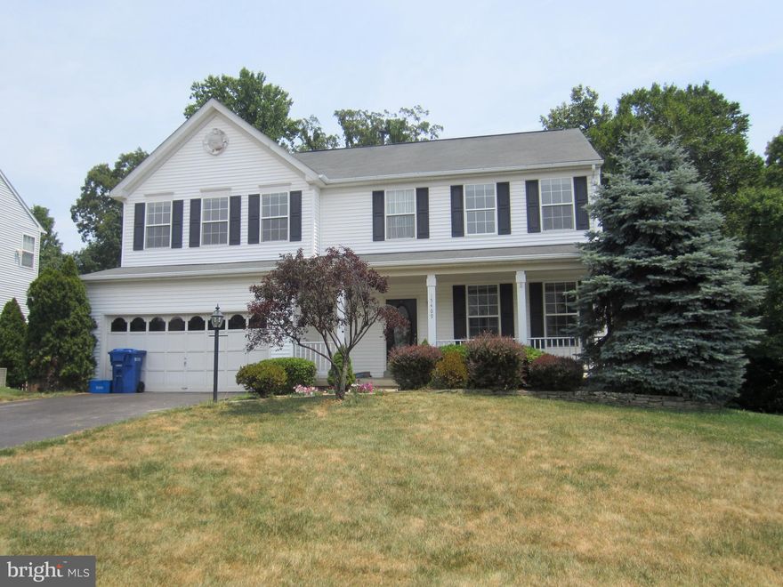 Very nice home with three spacious bedrooms, large master bedroom w two closets, granite counter tops in kitchen, three season porch and deck! Unfinished basement; great for storage or workout area. Convenient neighborhood to I95, Potomac Mills shopping and restaurants. Does not have a fenced backyard. $300 OFF SECONDS MONTHS RENT WITH SIGNED LEASE BY OCTOBER 31