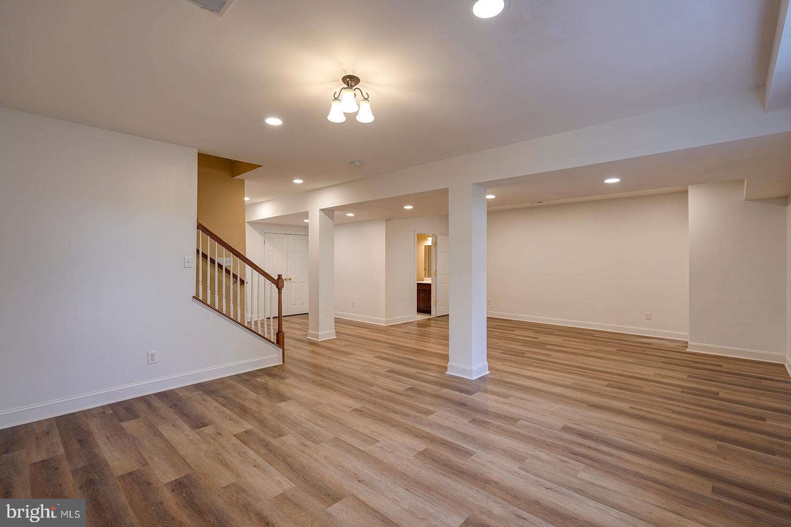 LAUREL BROOKE - Residential