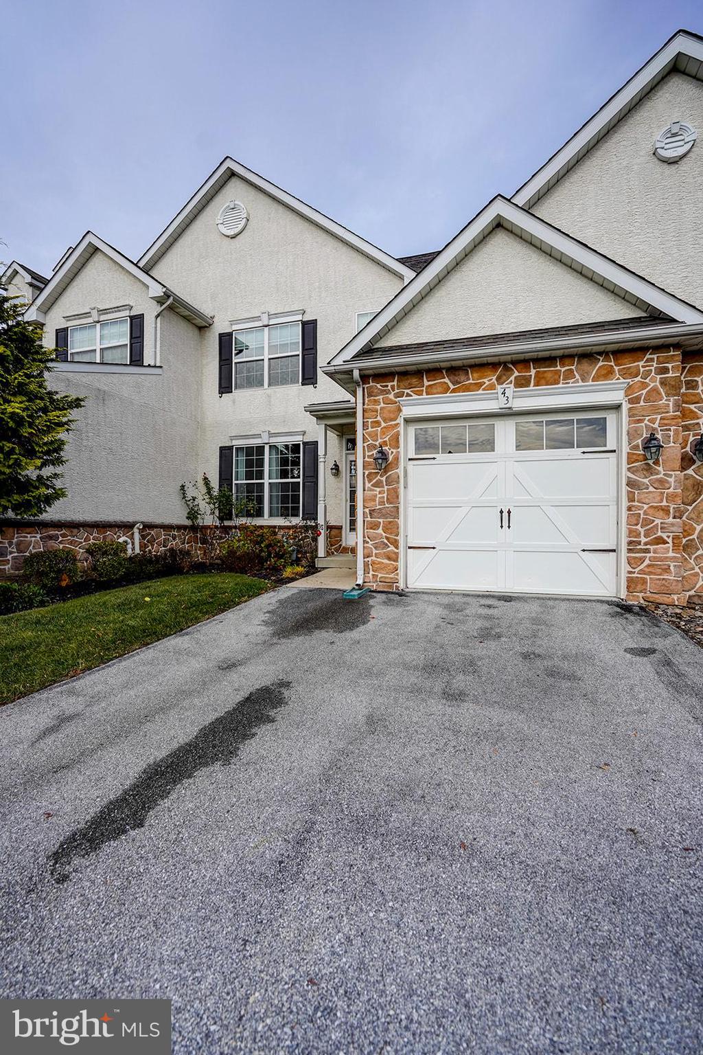 LAUREL BROOKE - Residential