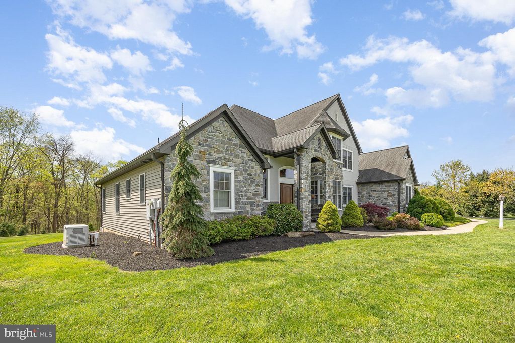Photo of 115 Monument Drive, ELIZABETHTOWN, PA 17022 (MLS # PALA2068714)