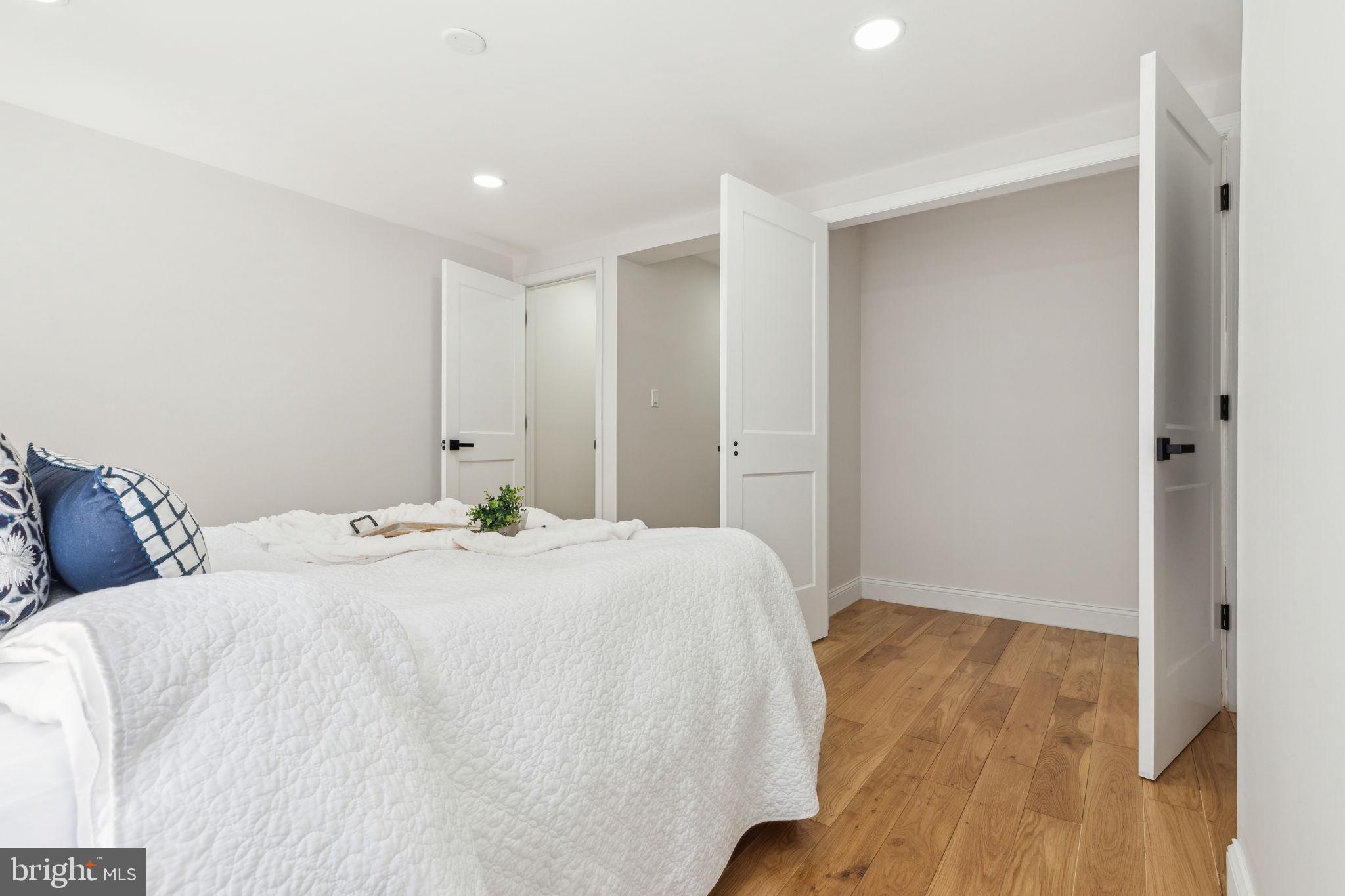 LOGAN SQUARE - Residential