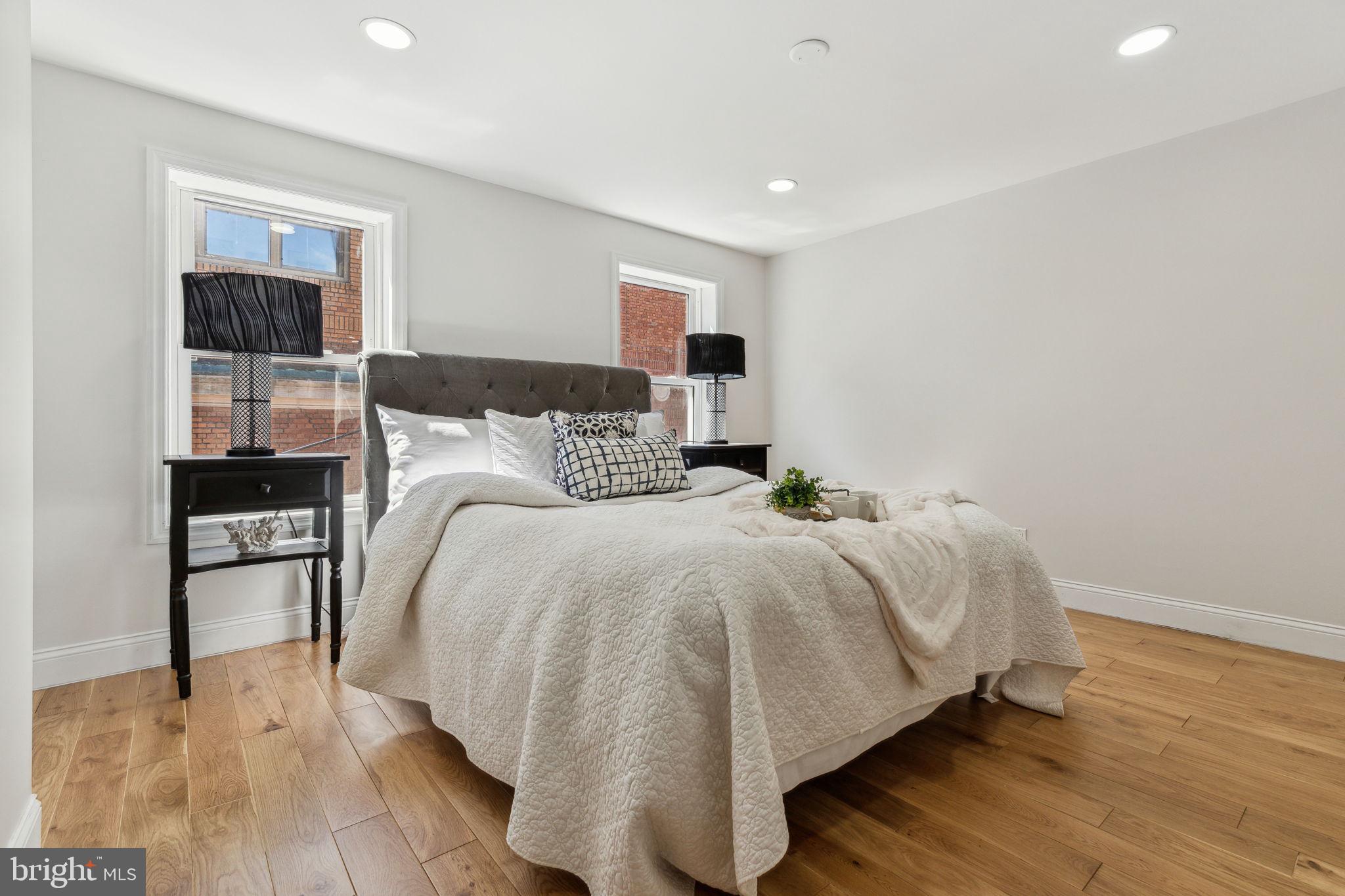 LOGAN SQUARE - Residential