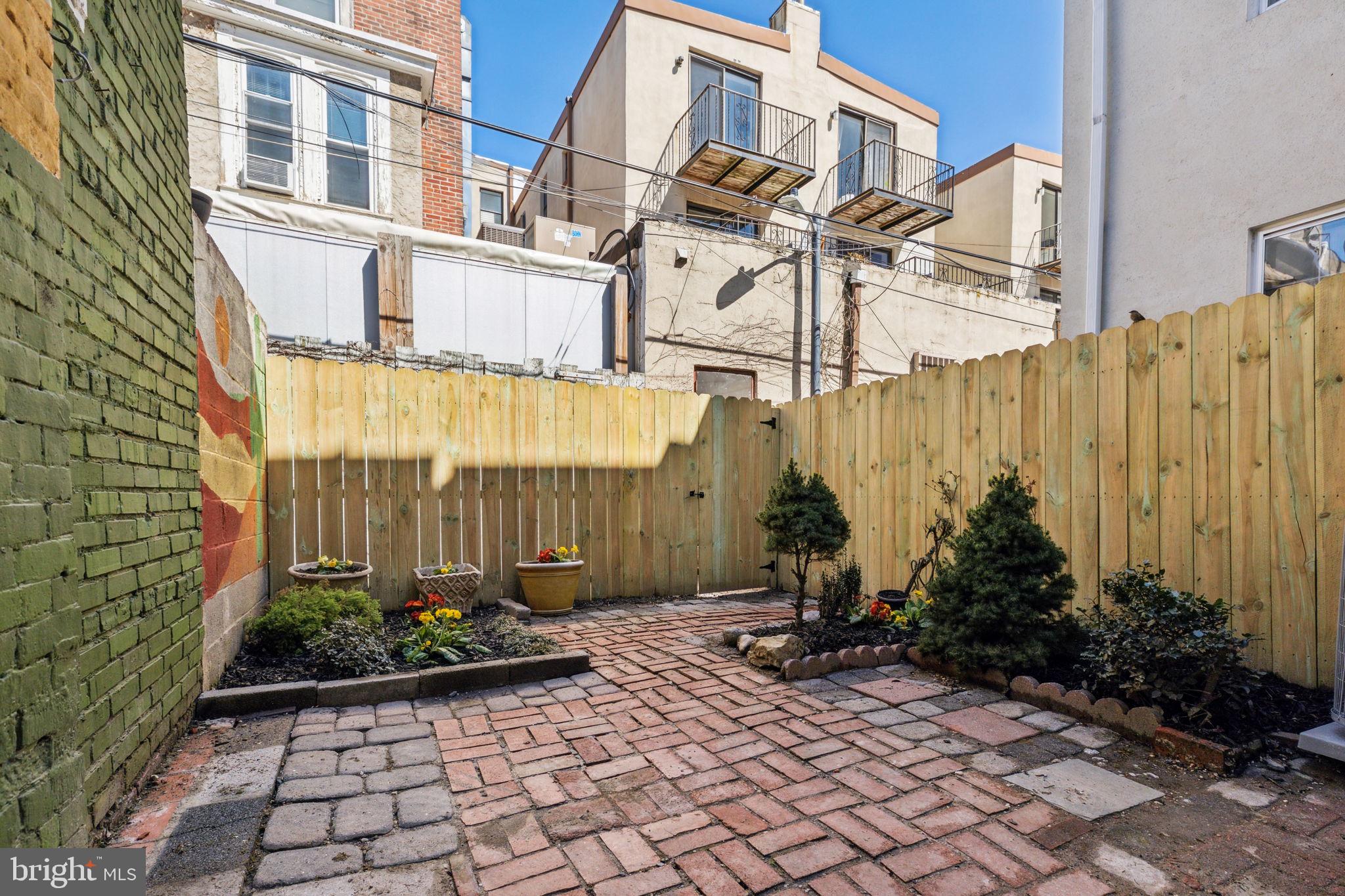 LOGAN SQUARE - Residential