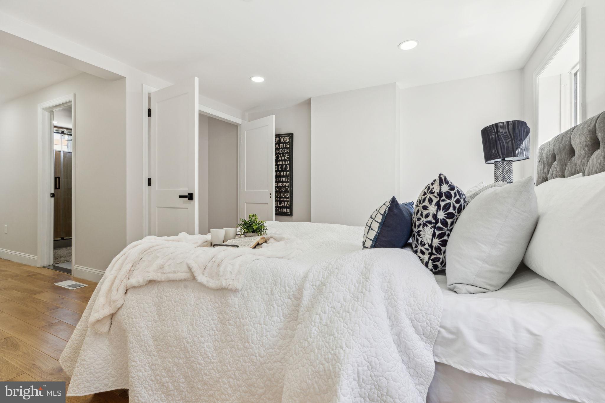 LOGAN SQUARE - Residential