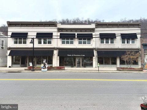 Photo of 33 Washington Street N, BERKELEY SPRINGS, WV 25411 (MLS # WVMO2007040)