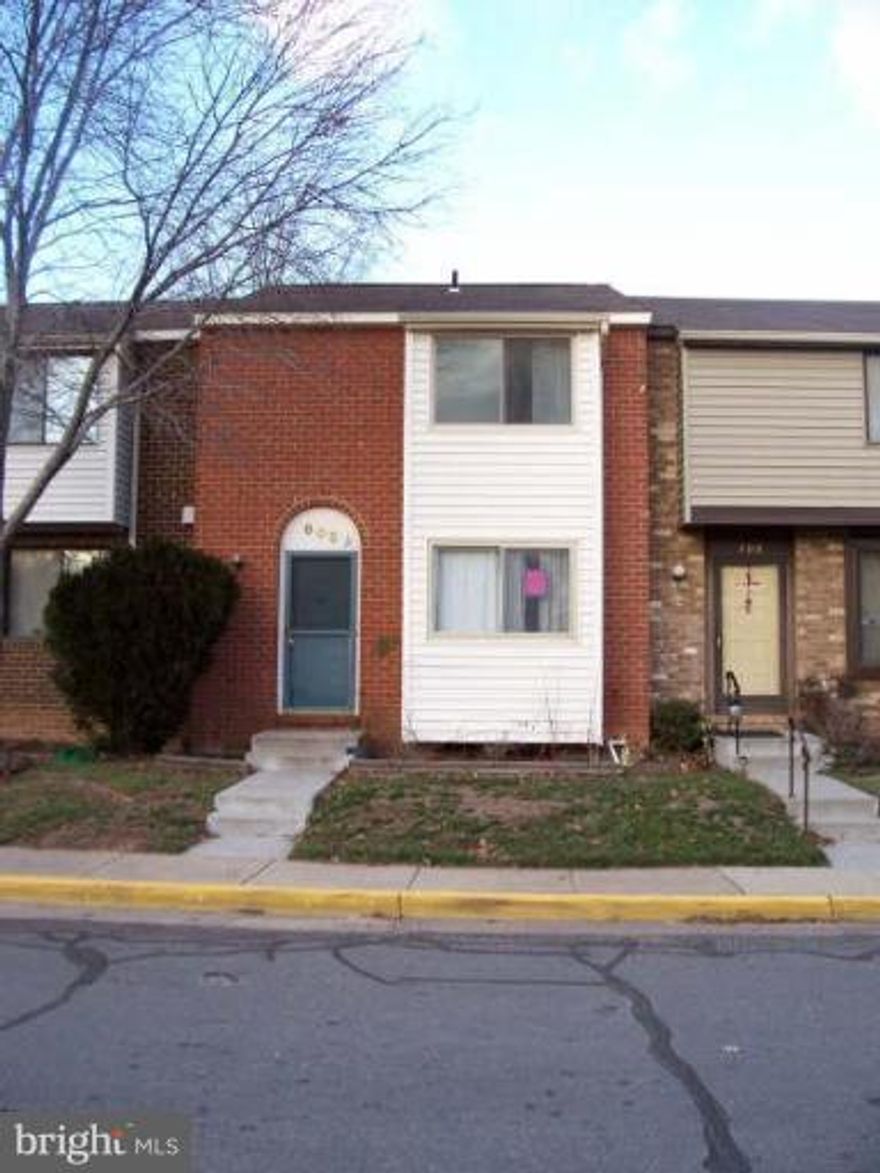 price reduce .10 k. ..REGULAR SALE NICE 3 LEVELS TOWNHOUSE   4 BEDROOM  2 .5 BATHROOM . ,NEAR SCHOOL IN A GREAT LOCATION WITH FENCED REAR YARD.PROPERTY IS OWNER OCCUPY SELLER IS MOTIVATES  Seller prefers to settle with  optima   Title. thank for  showing