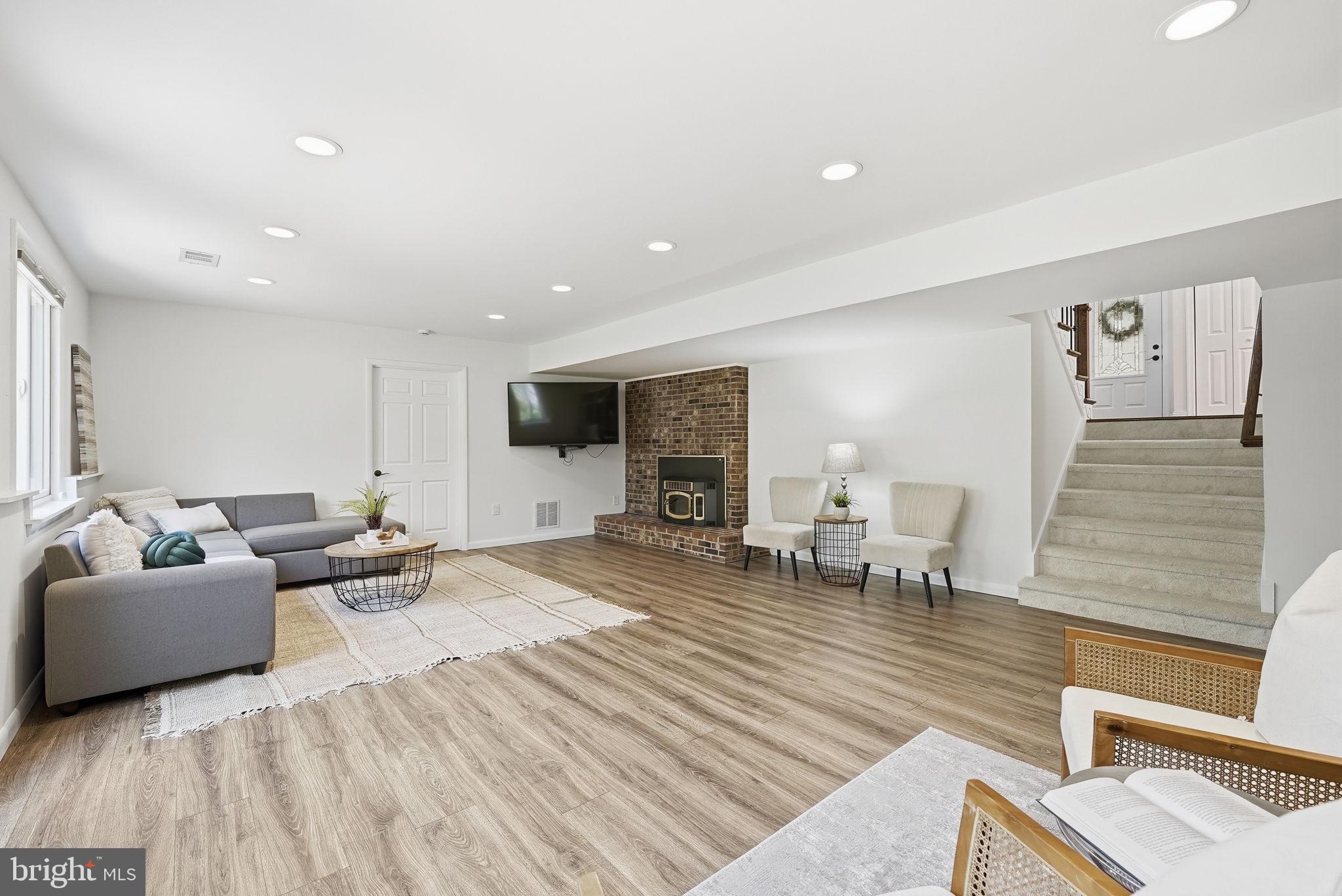 LEE PINES - Residential