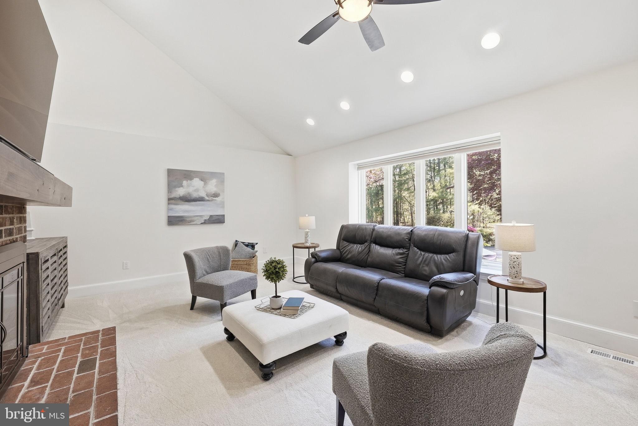 LEE PINES - Residential