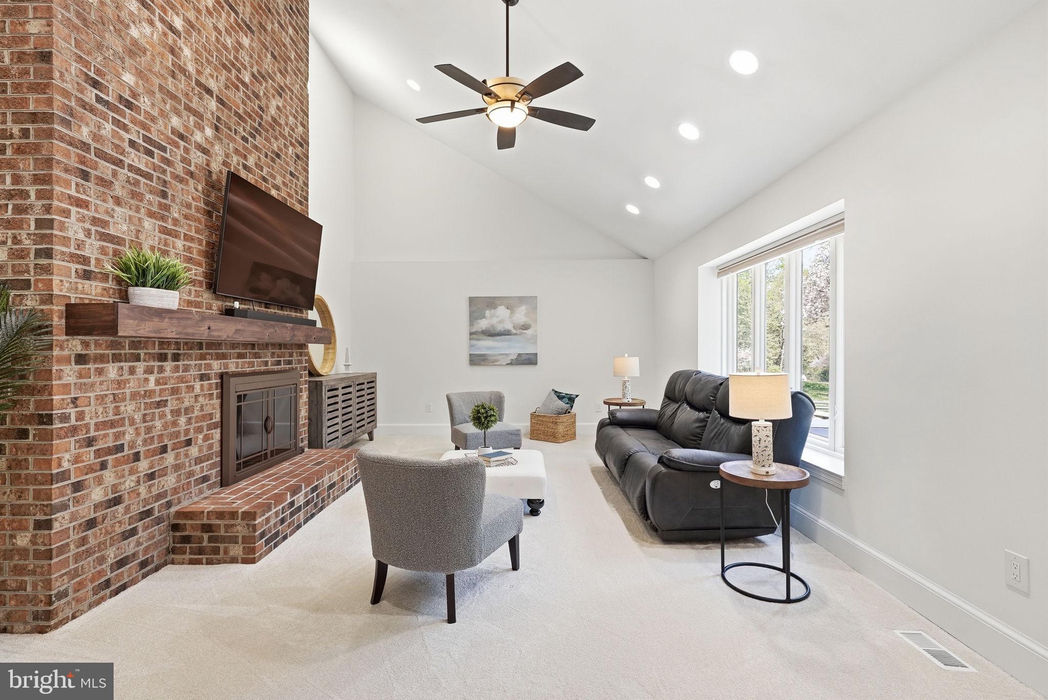 LEE PINES - Residential