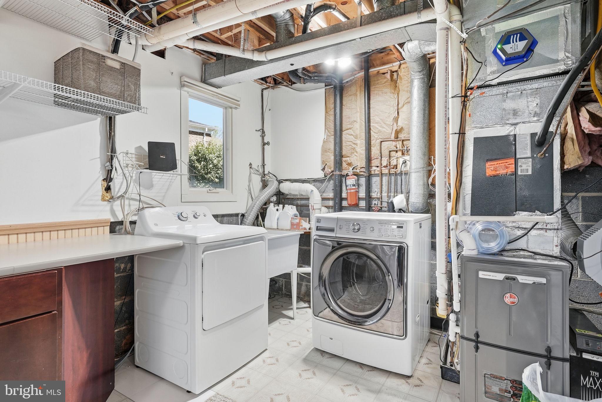 LEE PINES - Residential