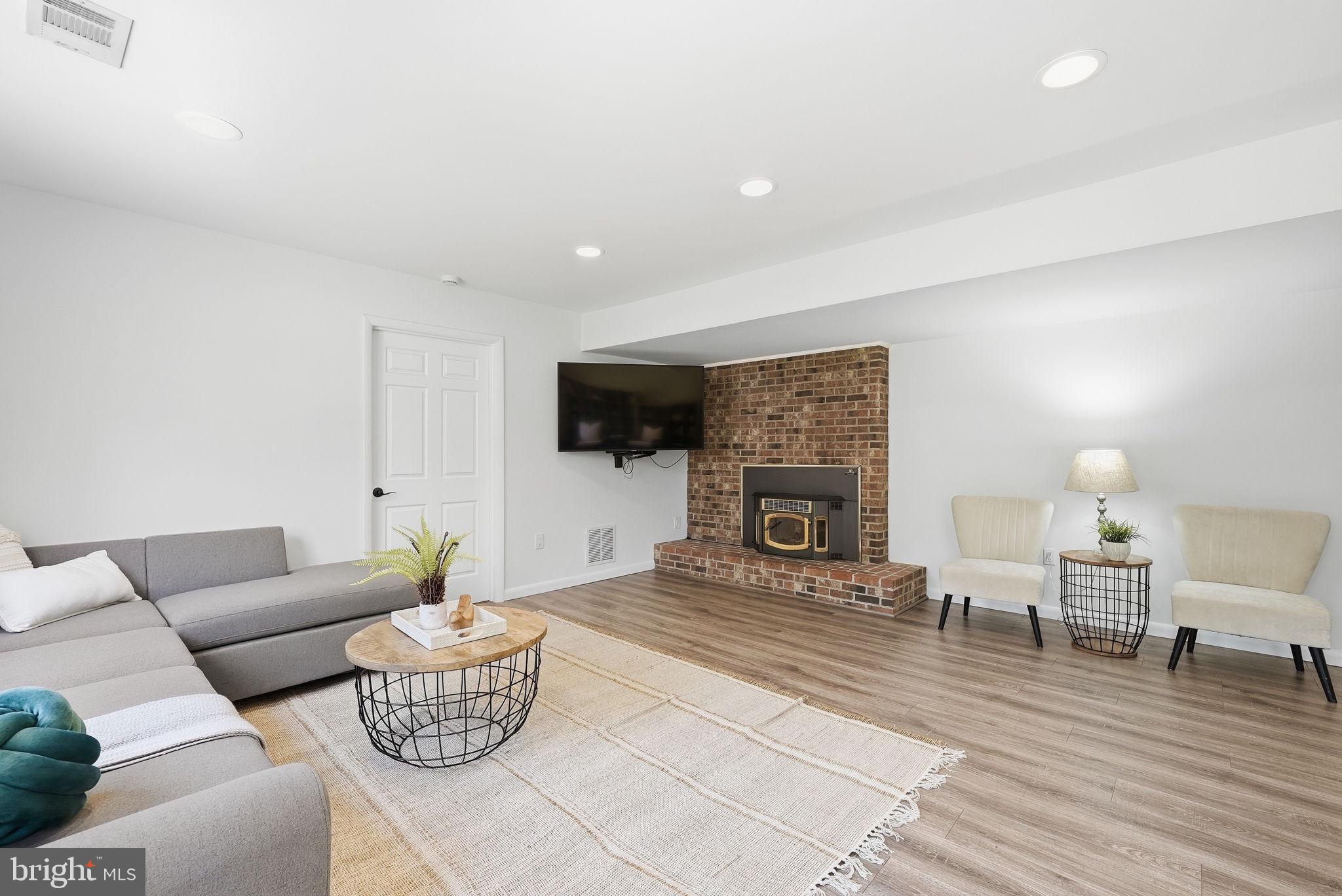 LEE PINES - Residential