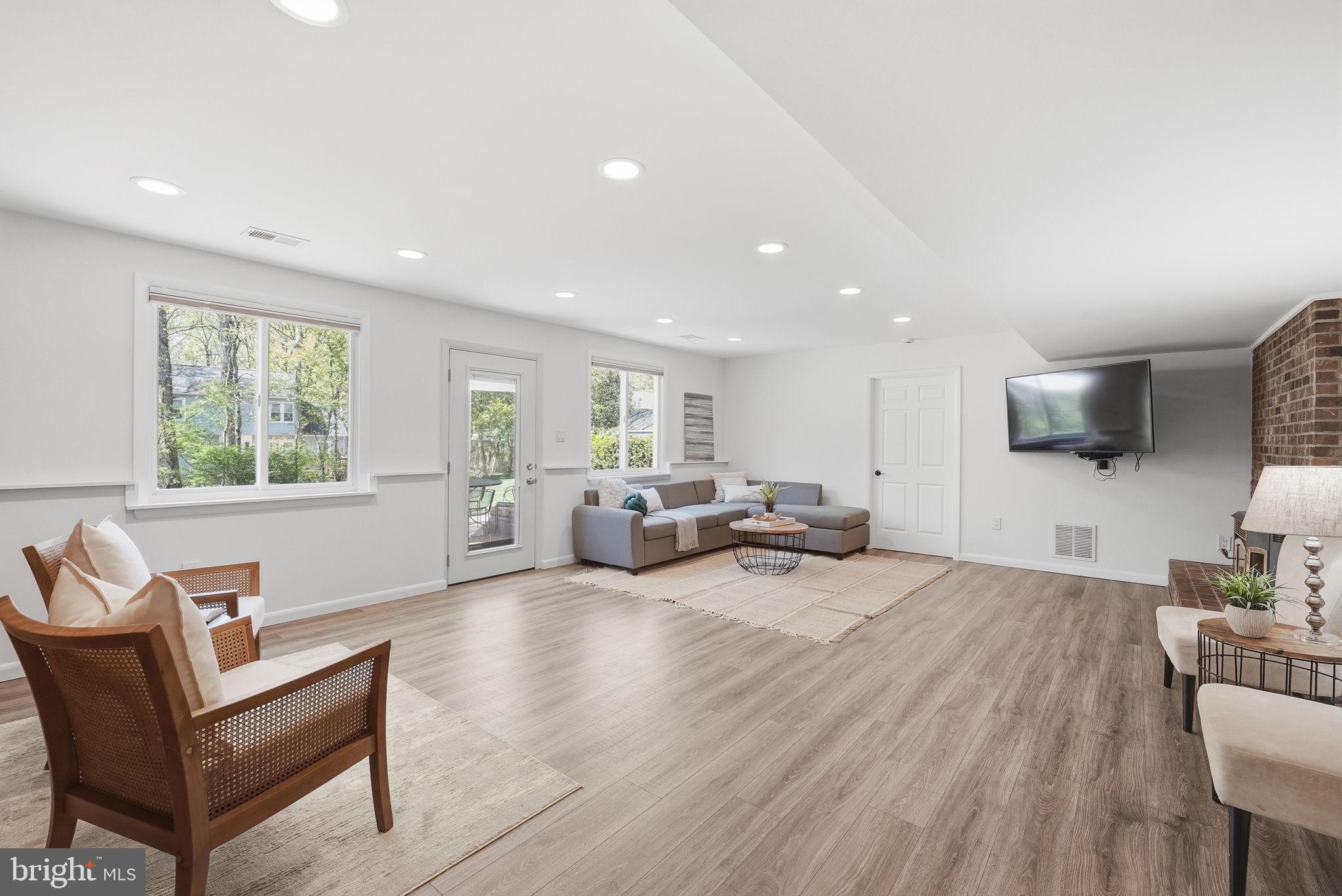 LEE PINES - Residential