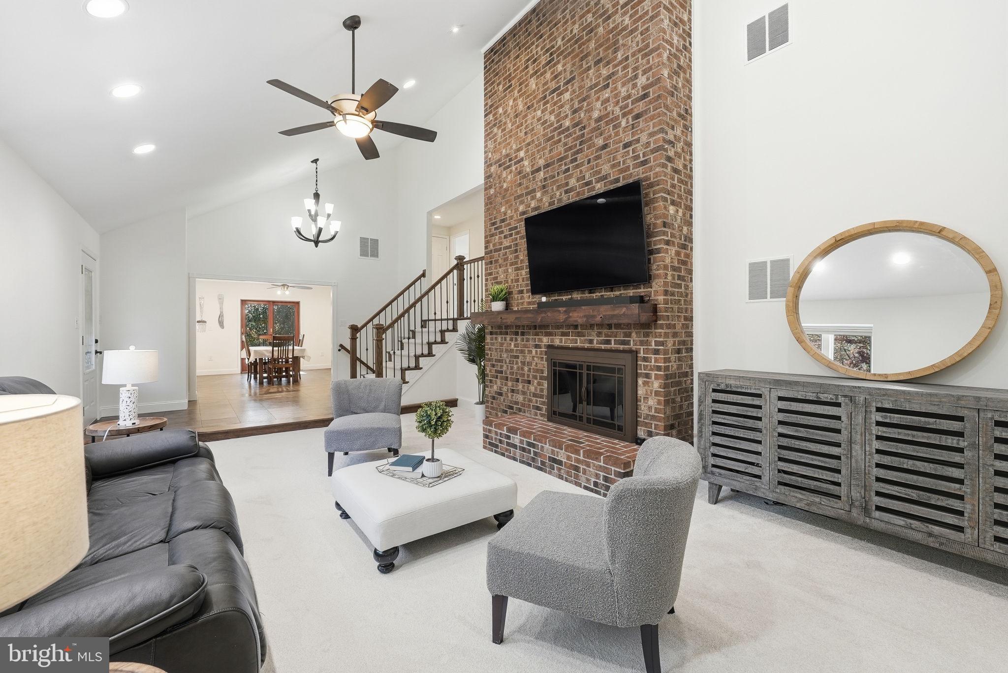 LEE PINES - Residential