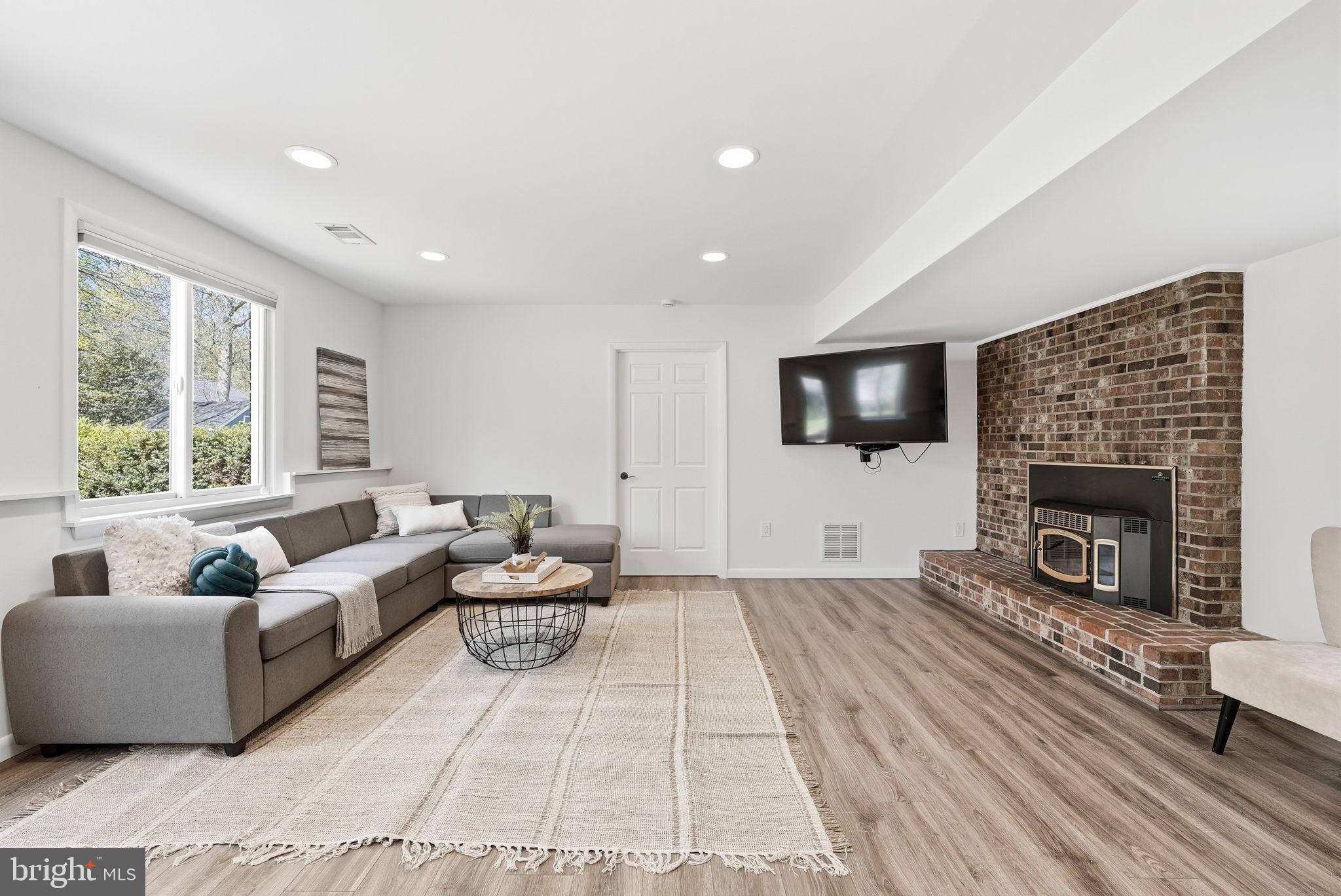 LEE PINES - Residential