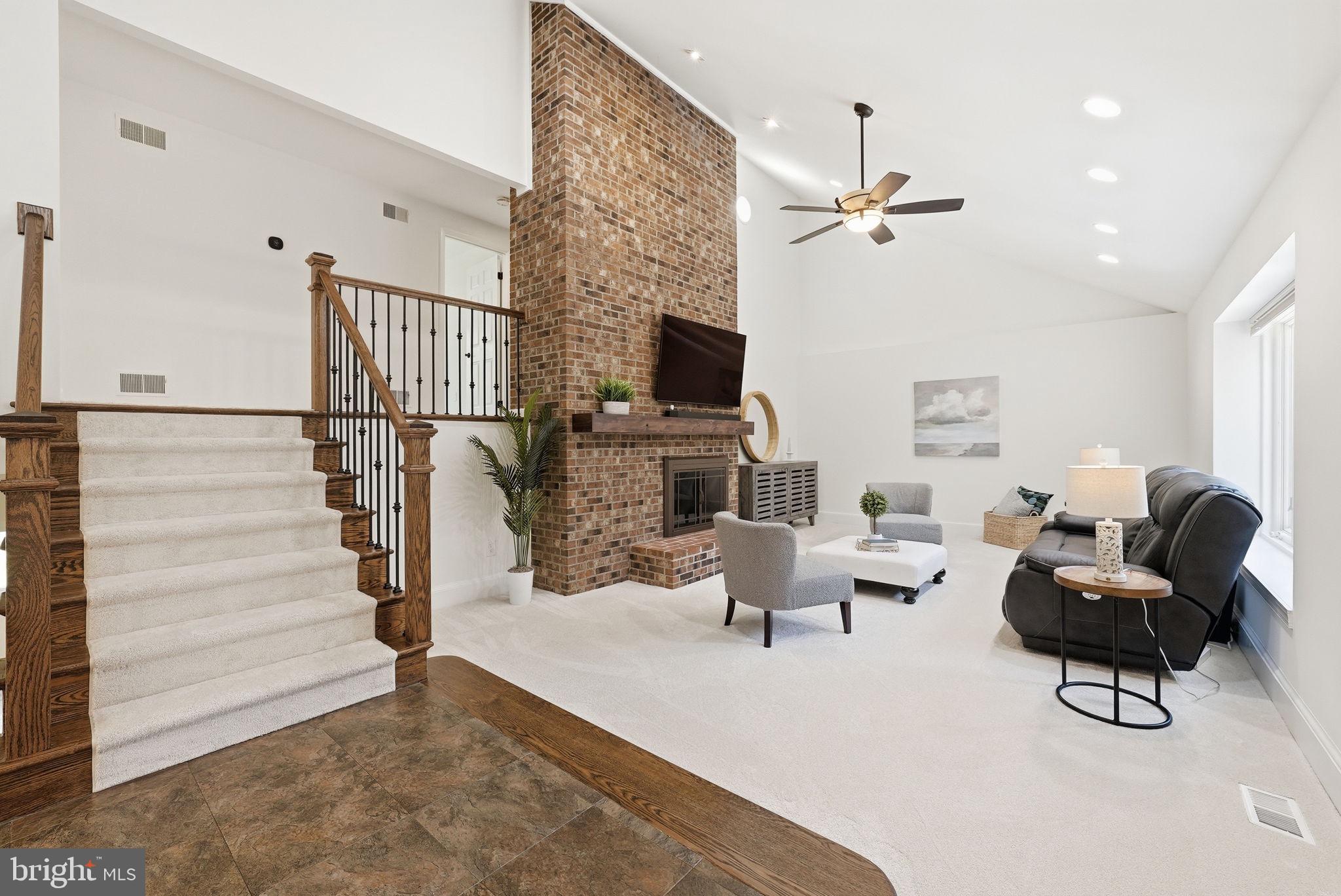 LEE PINES - Residential