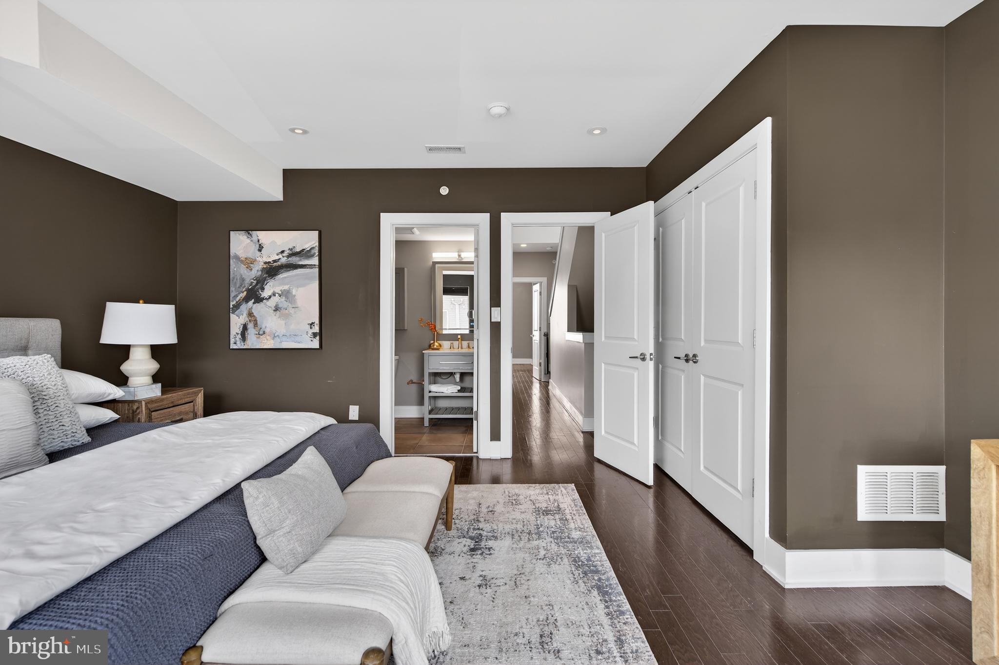 EAST KENSINGTON - Residential