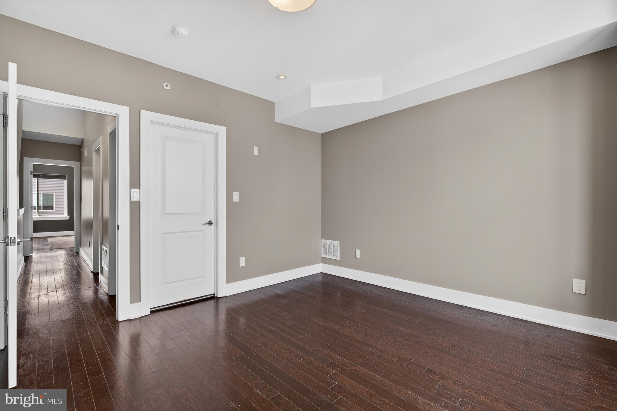 EAST KENSINGTON - Residential