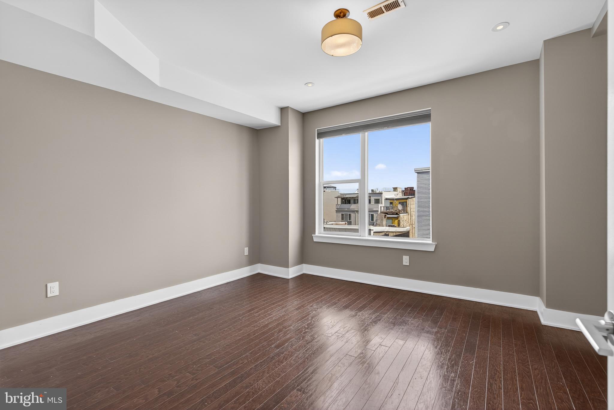 EAST KENSINGTON - Residential