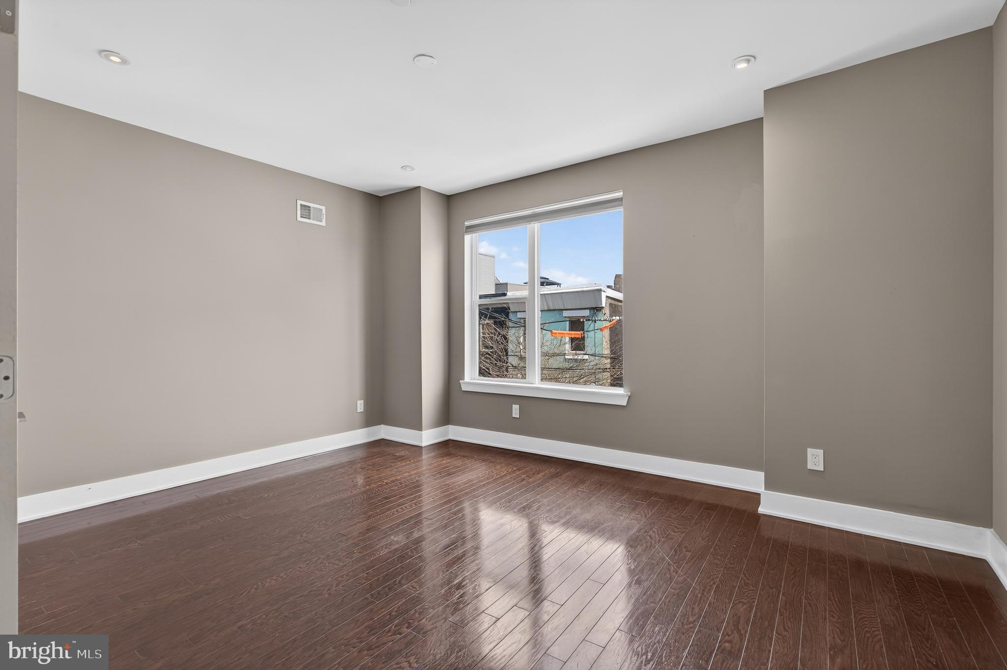 EAST KENSINGTON - Residential