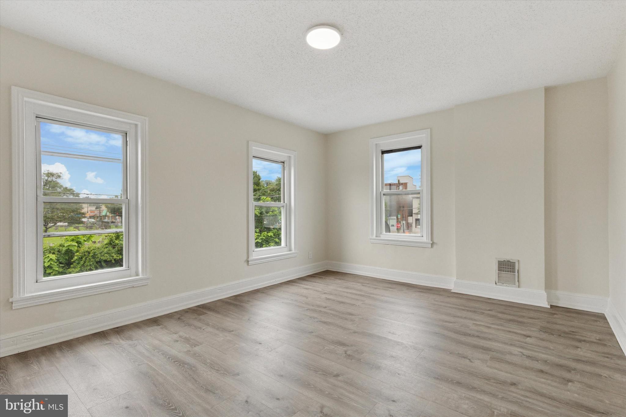 ROXBOROUGH - Residential Lease