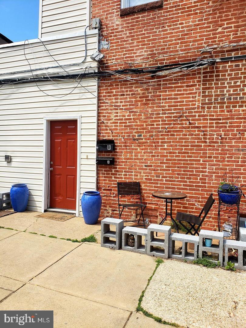 Don't miss out on seeing this charming two bedroom / one bathroom unit in the heart of Riverside Park, one of the most desirable areas of Federal Hill! Amazing unit close to everything... truly a GEM! The kitchen boasts stainless steel appliances, gas range and granite countertops. Perfectly situated near Leone Riverside Park and walking distance to shopping, groceries, iconic bars and restaurants in Baltimore. Do not miss the opportunity to see this unit!  Front door entrance is on Convington St.