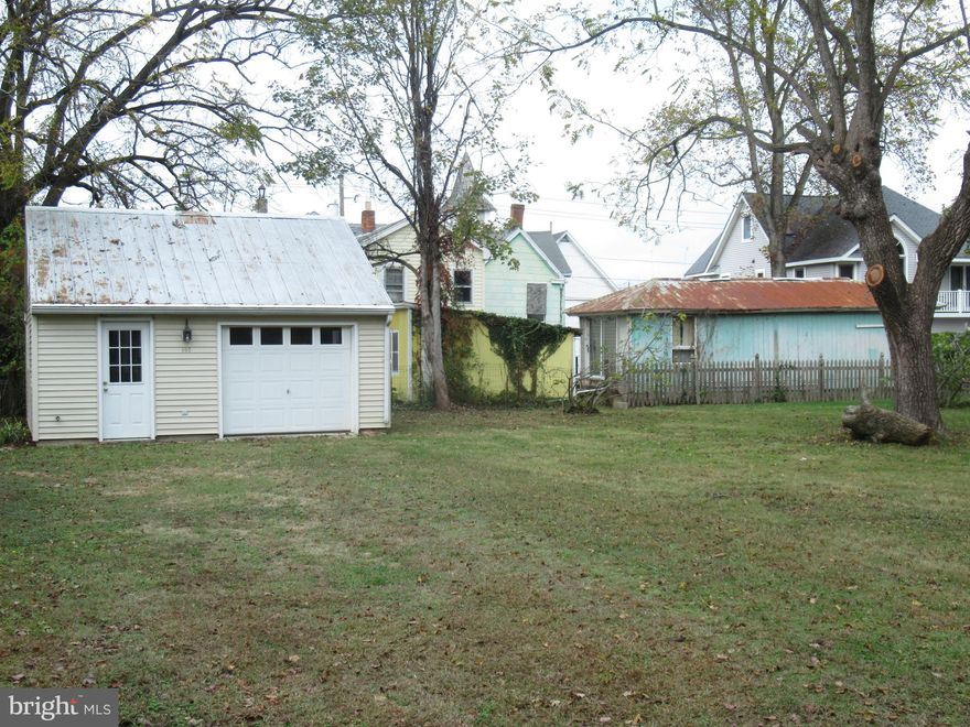 A great spot in the center of town close to store,  post office,  bank and boat yards cleared with a garage for storage of you antique car or boat house for winter storage. Build you own special spot to enjoy one of the most historic town on the Eastern Shore.
