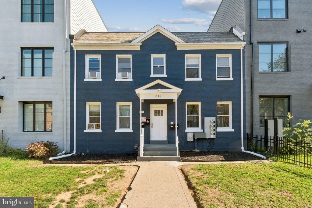 Photo of 221 20th Street NE, WASHINGTON, DC 20002 (MLS # DCDC2224732)