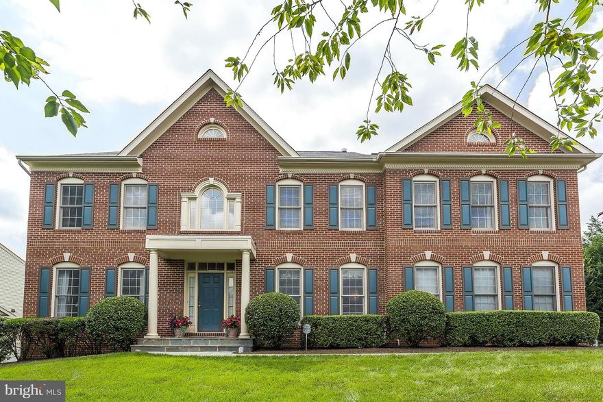 Stunning Craftmark Oakton model w appx 7,000 fin SF, filled w natural light on large, almost 1/2 acre, lot!  Kit nicely updated w granite & stainless & huge island w bfast bar open to fam rm. Great open floorplan w large library & generous liv & din rms great for entertaining! 5BR/4.5BA, spacious master ste w his/hers walk-in closets and spa-like BA. Bright lower lvl w au pair ste, rec & media rms