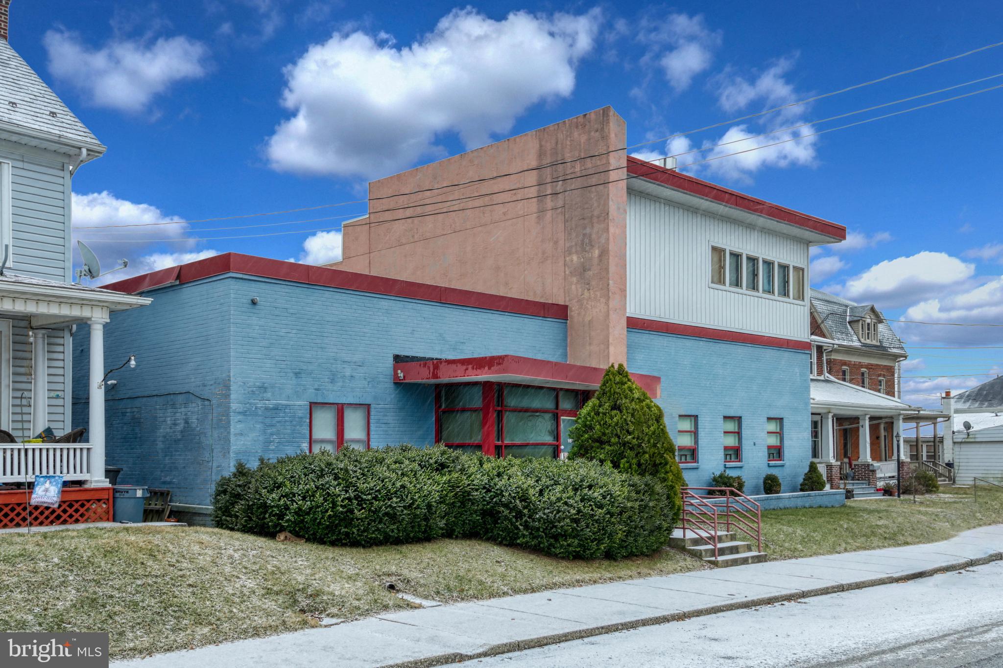 RED LION - Commercial Sale