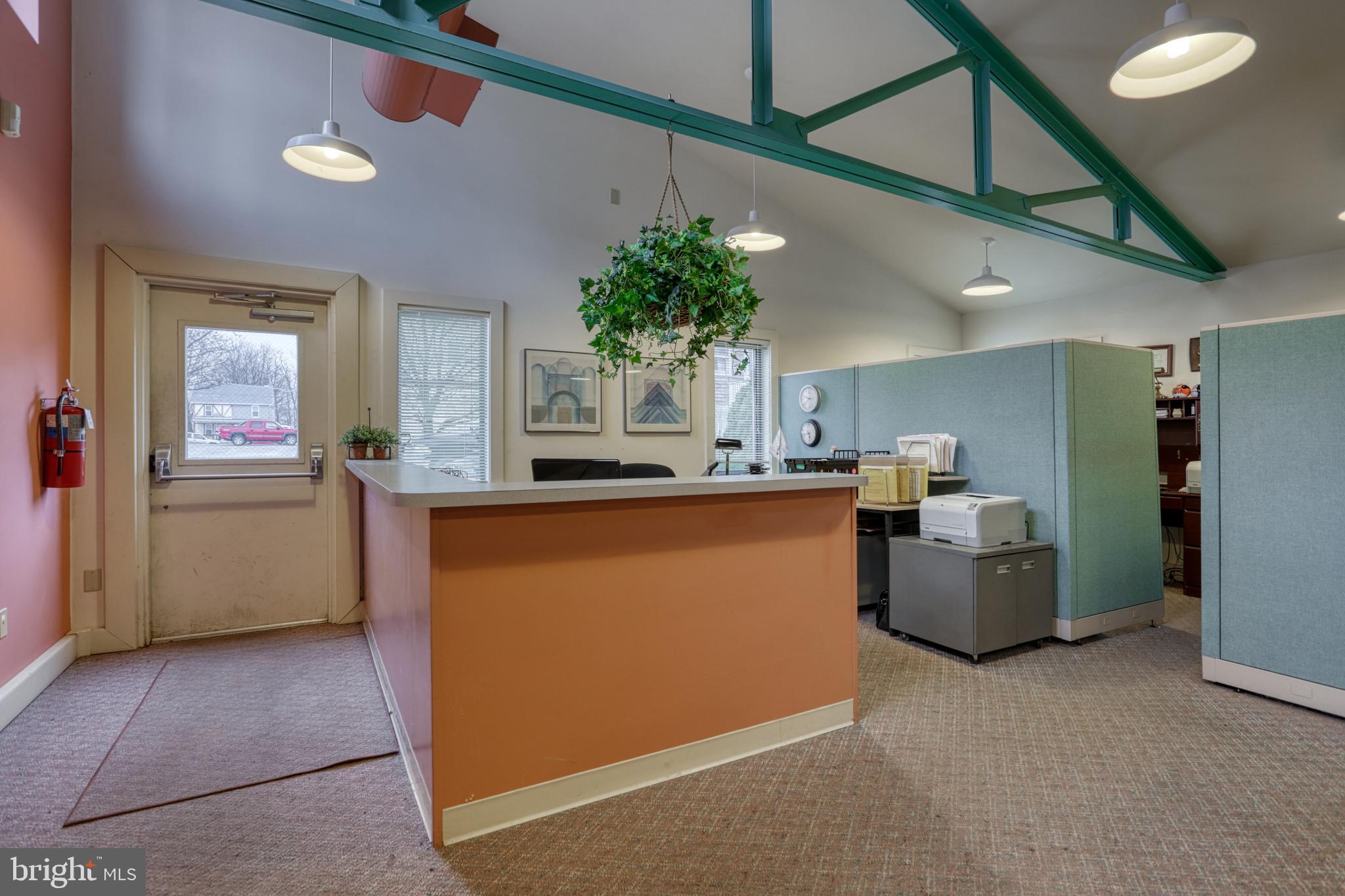 RED LION - Commercial Sale