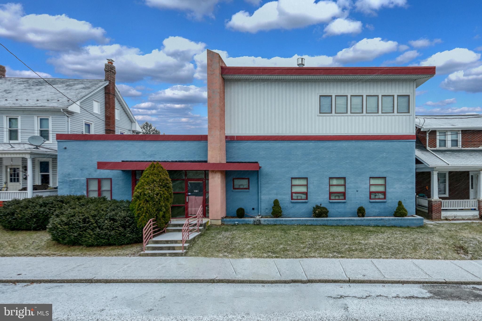 RED LION - Commercial Sale