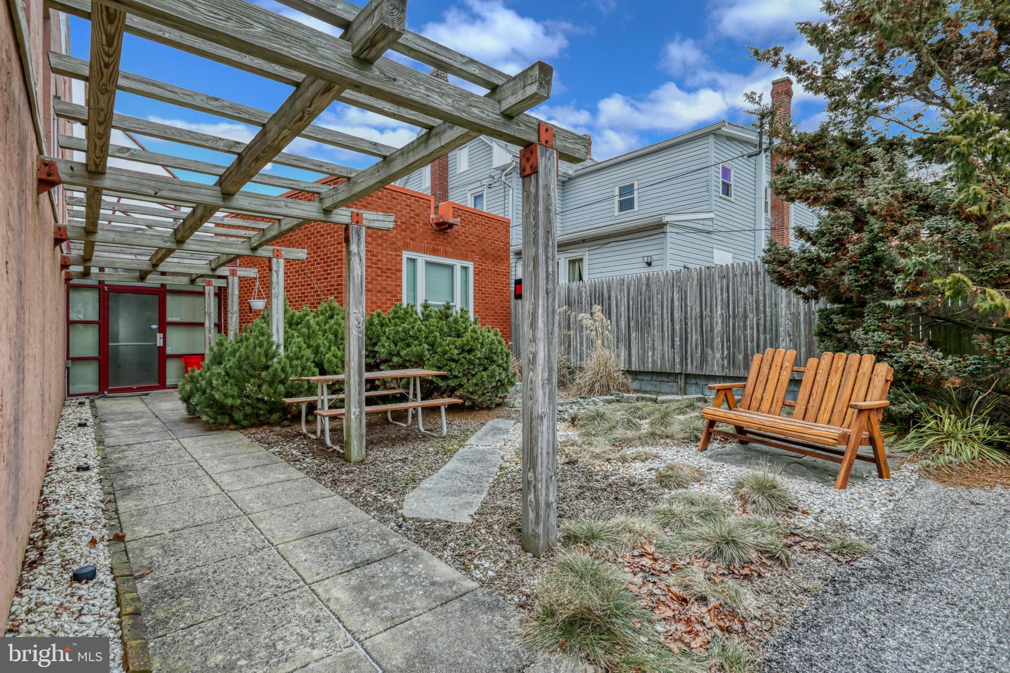 RED LION - Commercial Sale