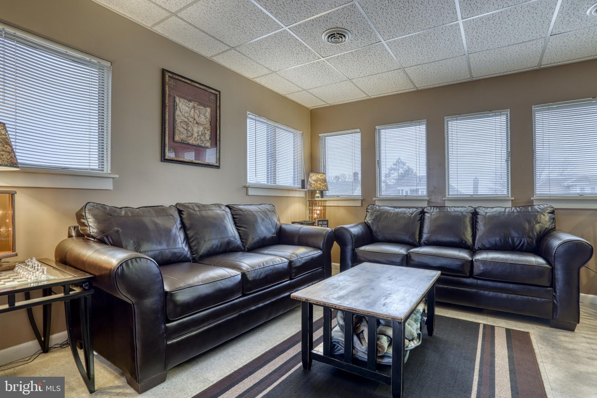 RED LION - Commercial Sale