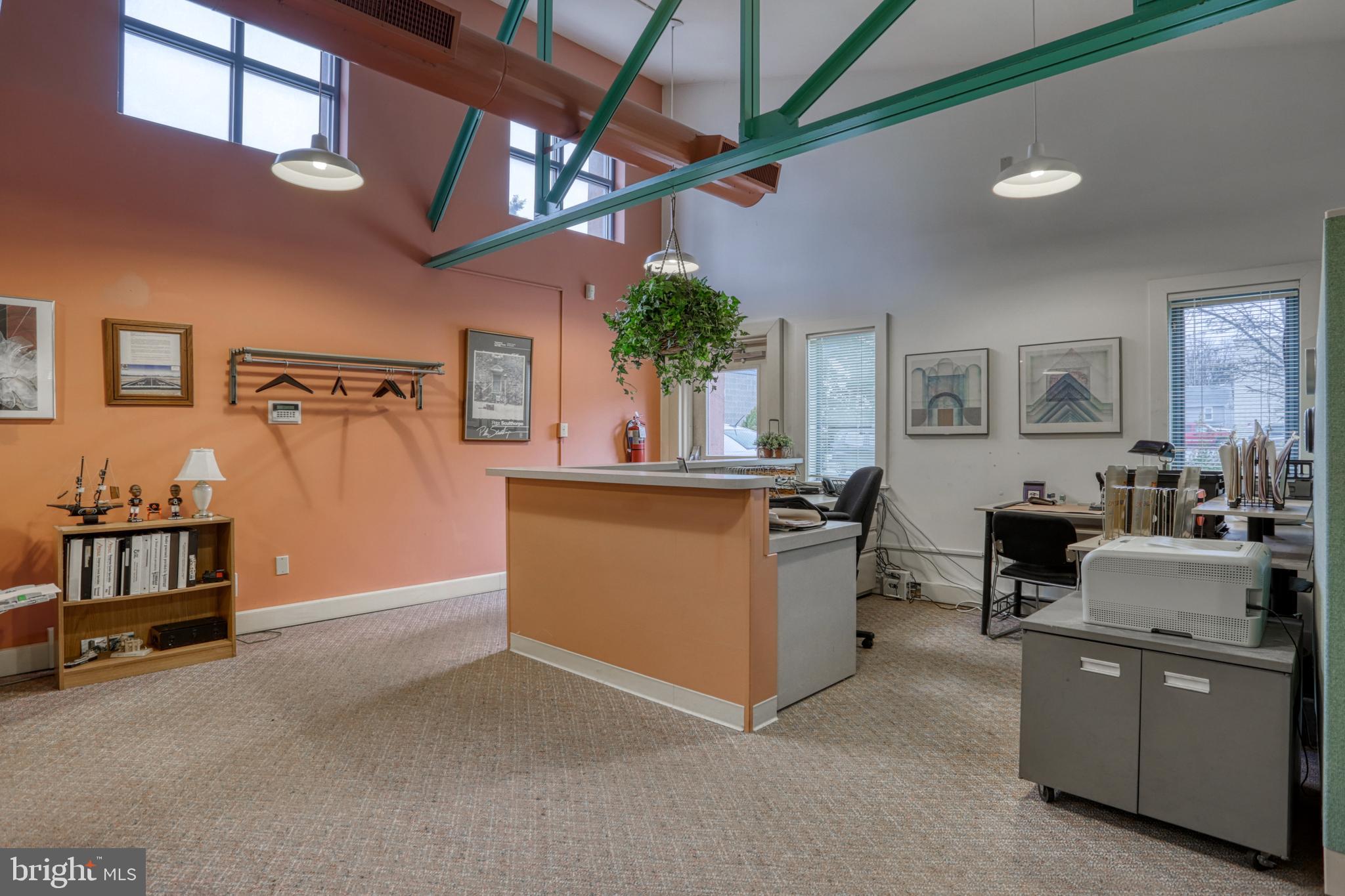 RED LION - Commercial Sale