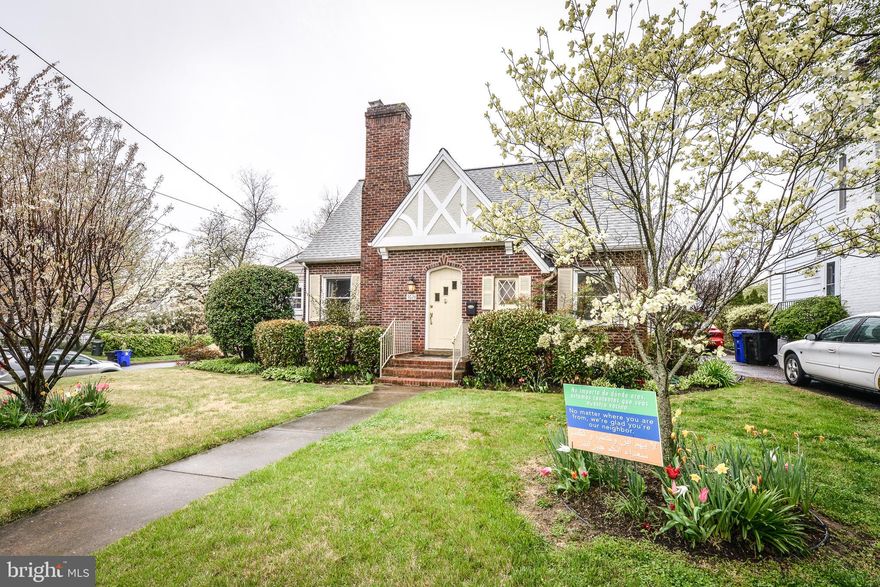 RENOVATED 4BR Cape Cod w/ CHARM intact*Corner Lot in Waycroft community in North Arlington*Blocks to Ballston*Gorgeous Hdwd flrs*Updated kitchen w/SS appliances*Spacious great room & DR off kitchen*Large upper level suite w/sitting rm*Fin basement & half bath*Lush Landscaping*Garage*Walk to Virginia Hospital Center*Flexible layout*LAWNCARE INCLUDED IN RENT! AVAILABLE 6.3.2020*