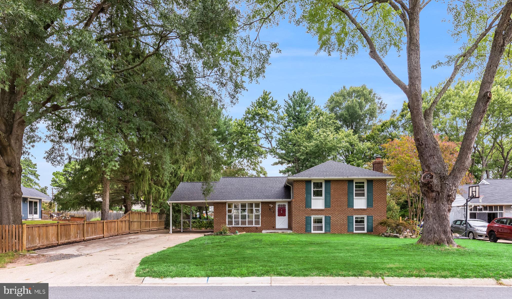1402 MULLINS STREET