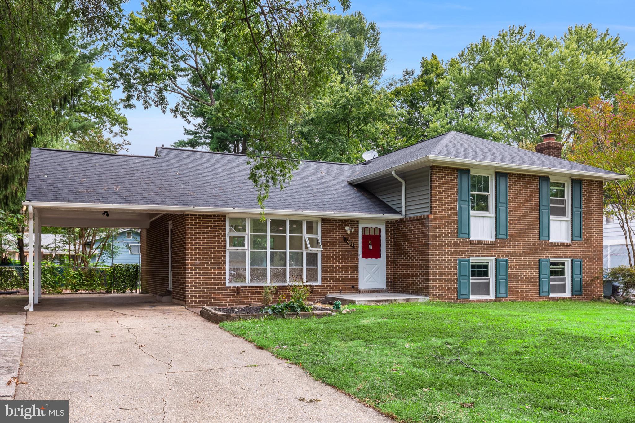 1402 MULLINS STREET