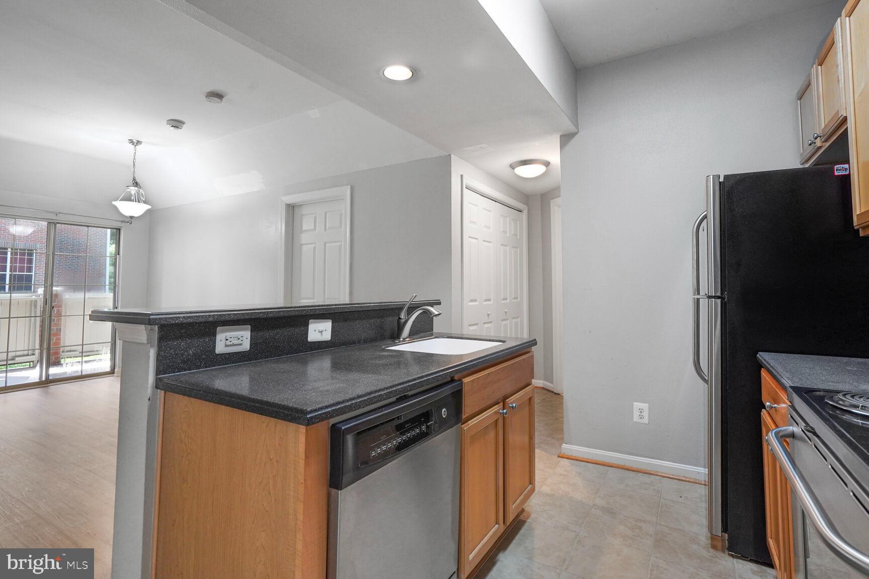 PENDERBROOK SQUARE CONDOMINIUMS - Residential