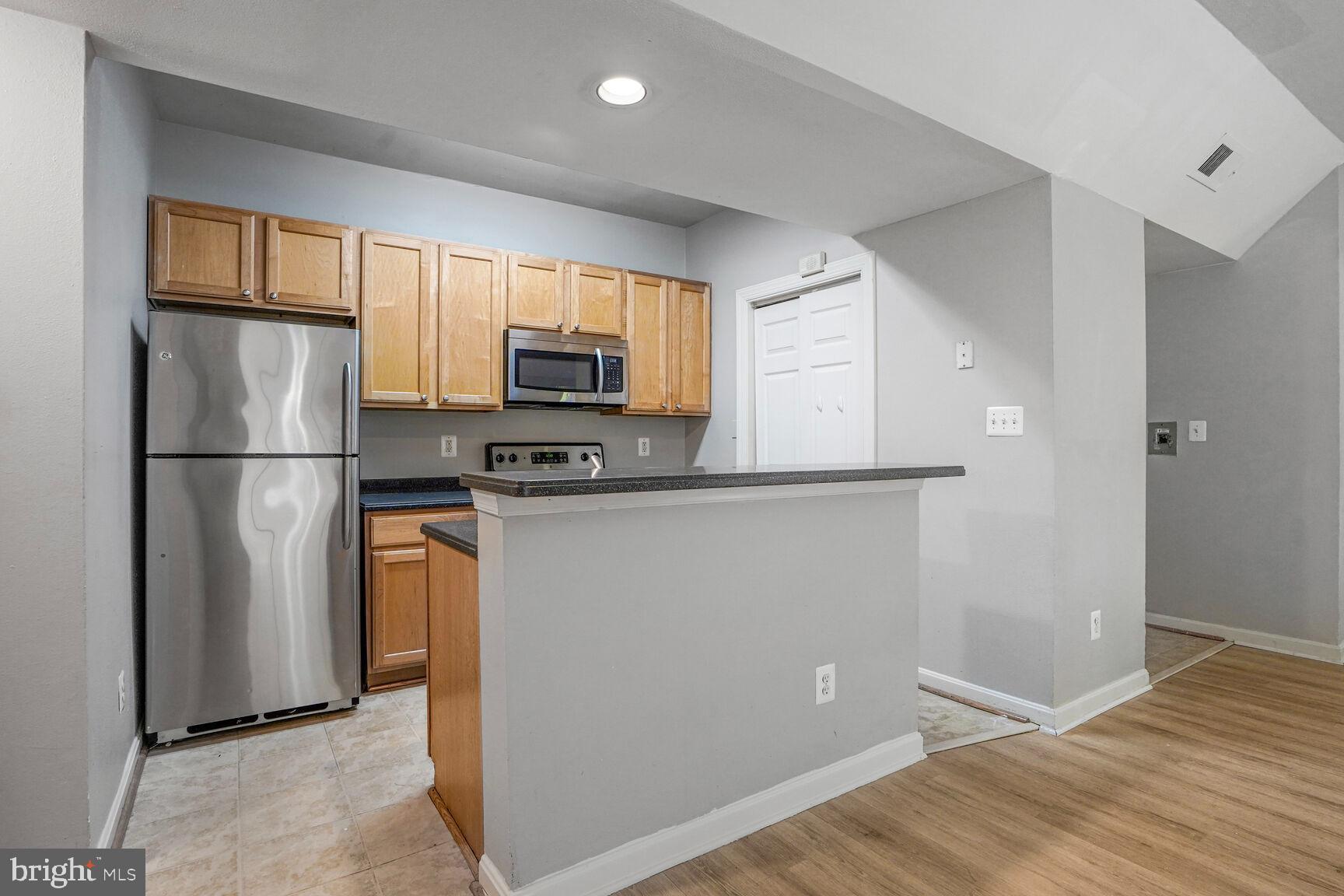 PENDERBROOK SQUARE CONDOMINIUMS - Residential